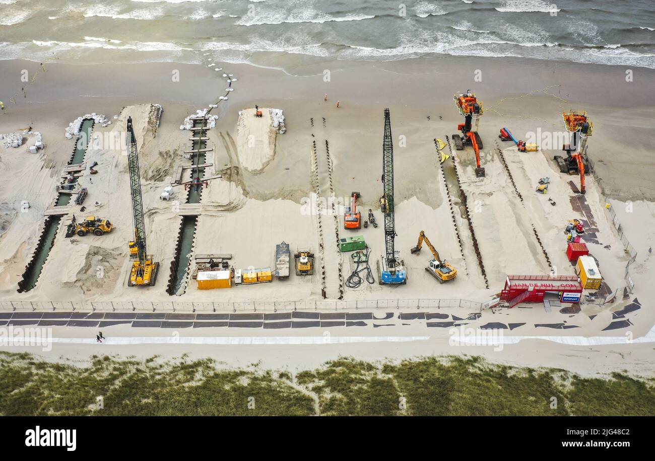 2022-07-07 14:25:14 WIJK AAN ZEE - Drone image de creuser des tranchées pour les câbles de mer pour drainer l'énergie des fermes éoliennes. Dans les années à venir, la mer du Nord deviendra encore plus une centrale électrique qu'elle ne l'est aujourd'hui. ANP JEFFREY GROENEWEG pays-bas hors - belgique hors Banque D'Images