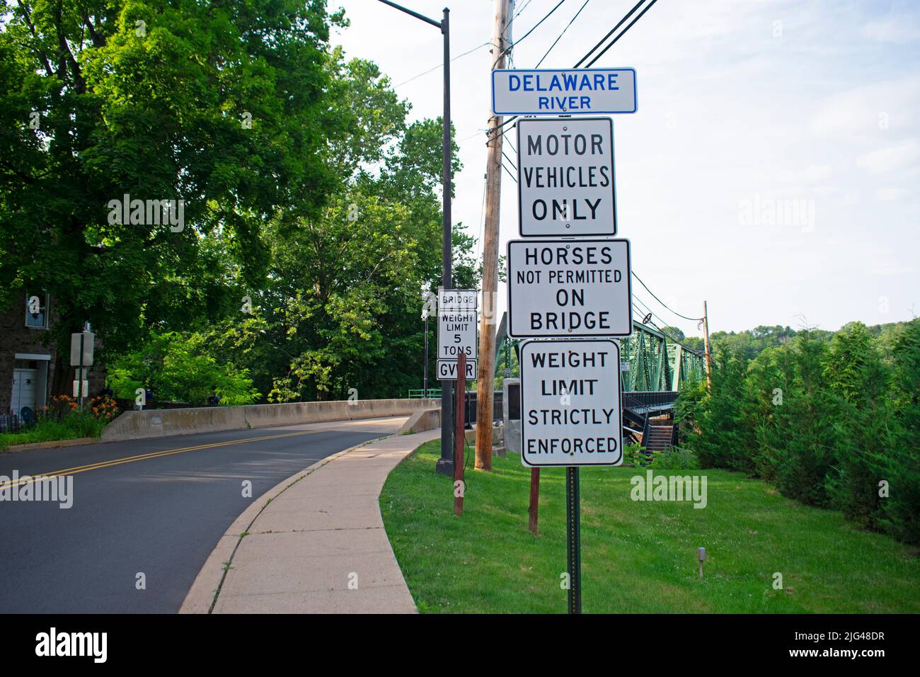 Limites routières et panneaux de restriction à l'approche du pont de treillis en direction de Stockton, New Jersey, depuis Pennsylvania -11 Banque D'Images