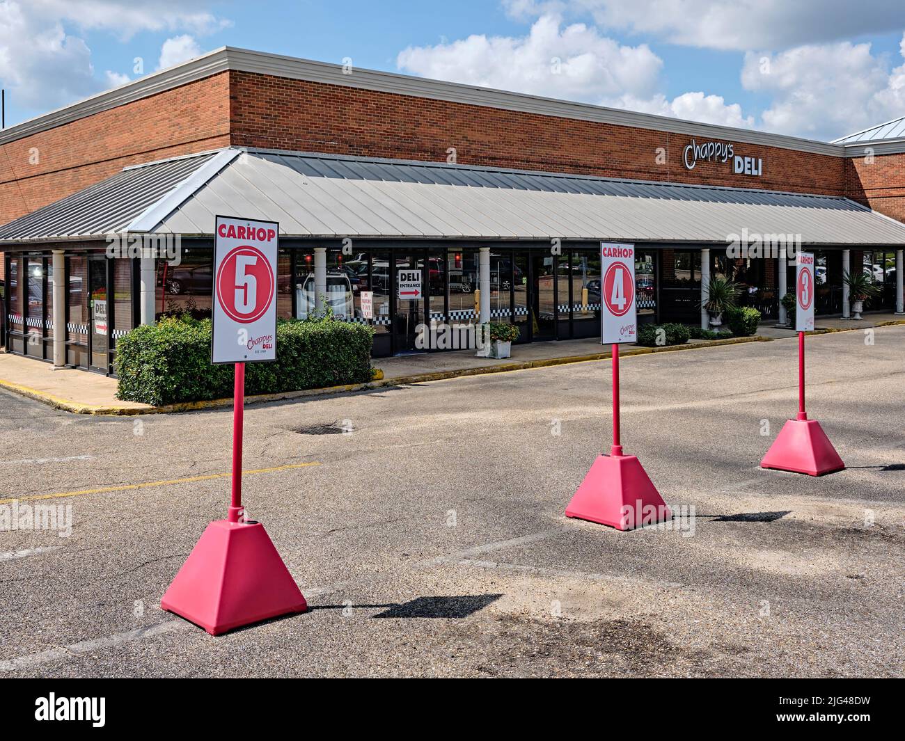 Restaurant drive up parking à emporter appelé carhop ou car hop au Chappy's Deli à Montgomery Alabama, États-Unis. Banque D'Images