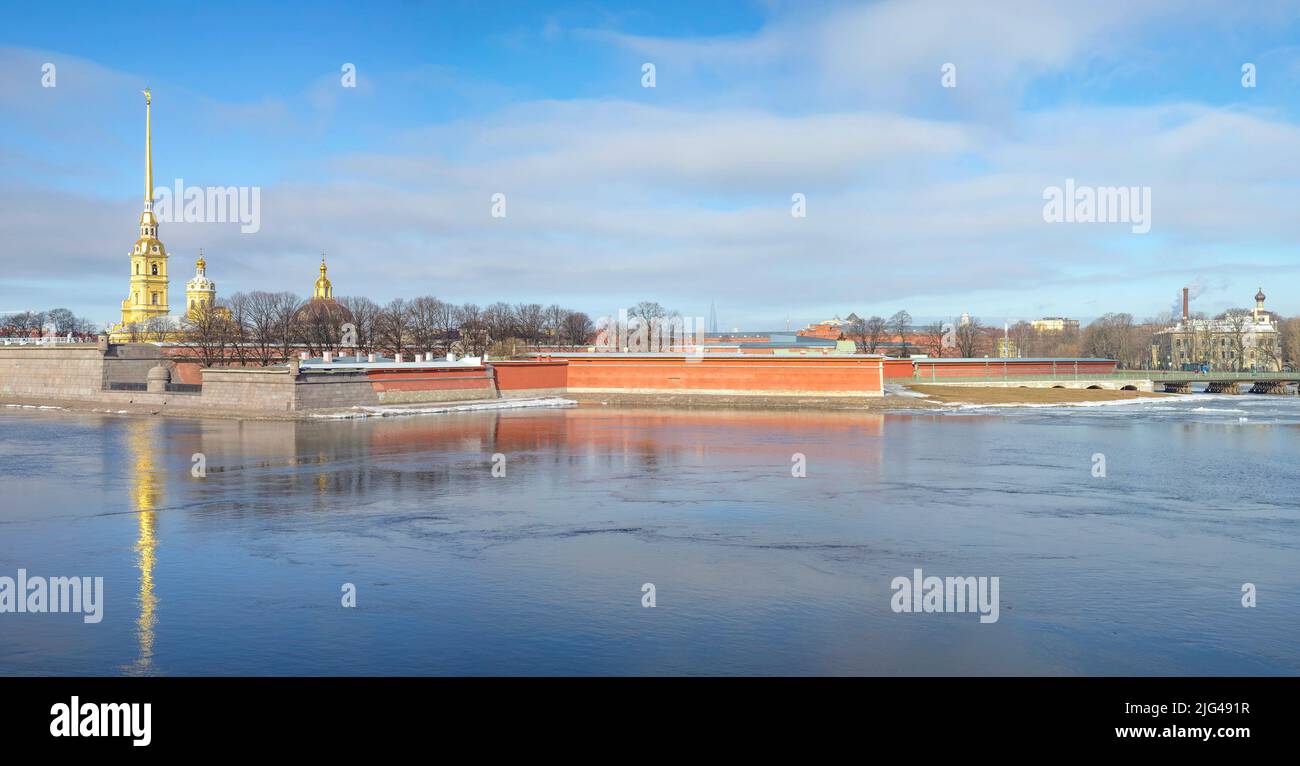Panorama de l'ancienne forteresse Pierre et Paul au début du printemps. Saint-Pétersbourg, Russie Banque D'Images