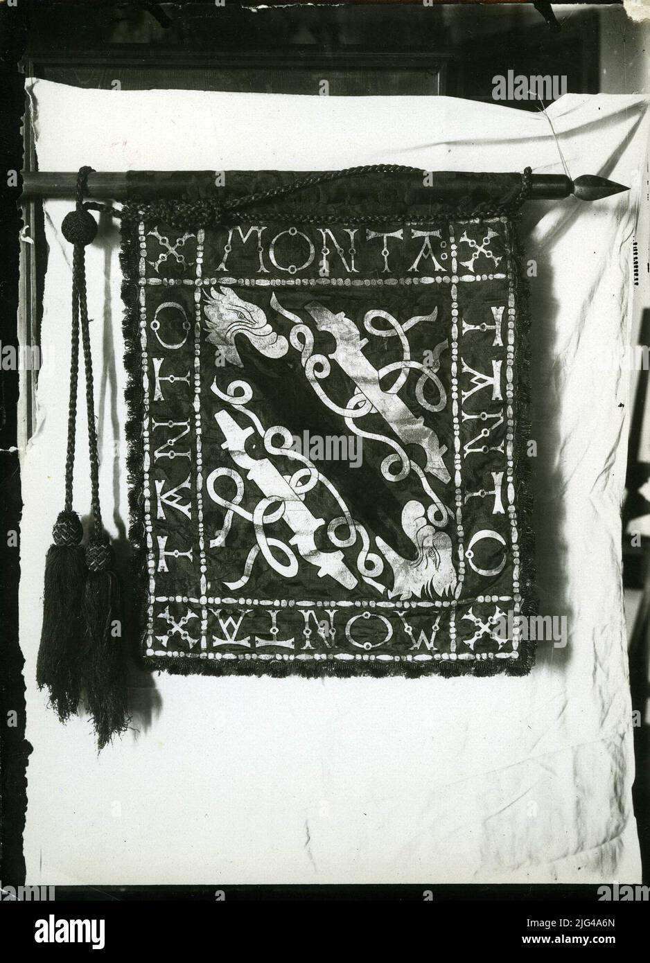 Photographie Pendon de la bande royale d'Isabel la Catolica, 1940. Au centre, bande noire entre deux dragons avec deux chapes, l'une sur le dessus et l'autre en dessous. Entouré d'une ourla avec inscription : 'beaucoup de manèges tellement.' Banque D'Images