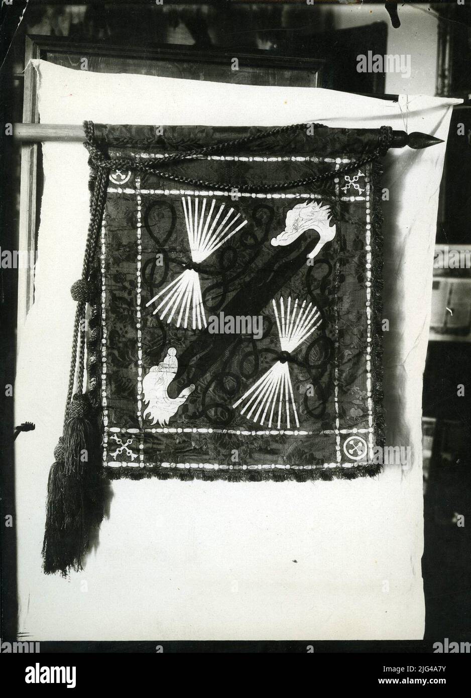 PENDON Photographie de la bande royale de Fernando El Catolico, 1940. Au centre, bande noire avec deux dragons flanqués de chaque côté par la flèche du roi Fernando. Banque D'Images