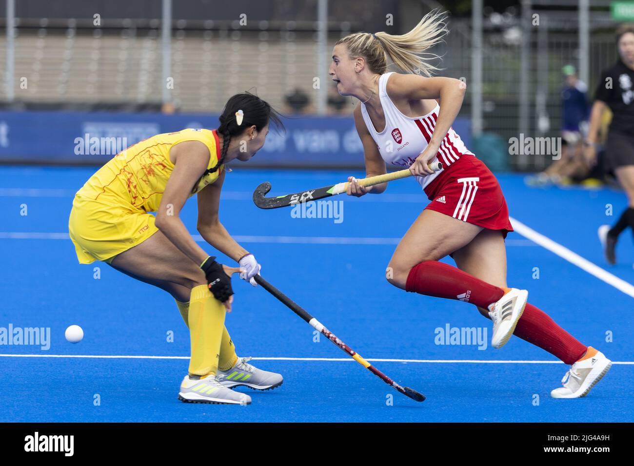 AMSTERDAM - Lily Owsley (ENG) et Hong Li (CHN) pendant le match entre l'Angleterre et la Chine à la coupe du monde de hockey au stade Wagener, sur 7 juillet 2022 à Amsterdam, pays-Bas. ANP WILLEM VERNES Banque D'Images