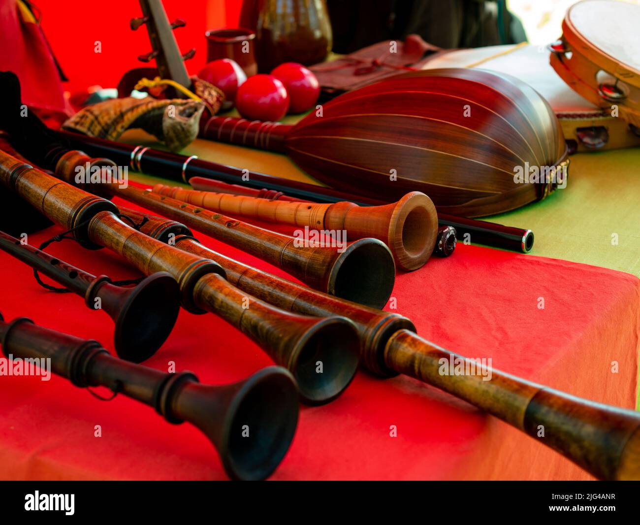 assortiment divers instruments de musique tels que flûtes, trompettes et un luth Banque D'Images