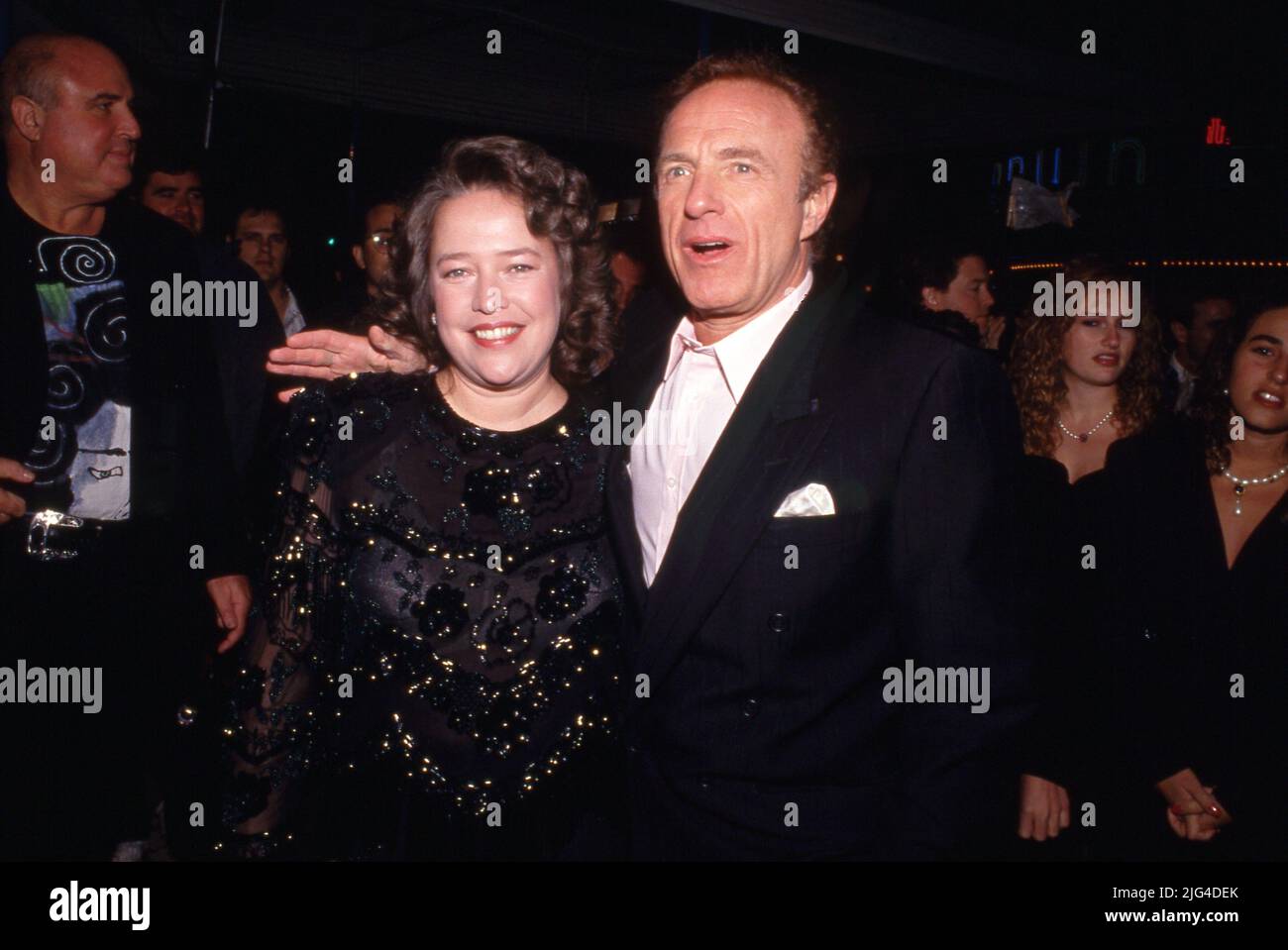 ***PHOTO DE FICHIER*** James Caan est décédé. James Caan avec Kathy Bates Kathy Bates à la première de 'Misery' on 29 novembre 1990 au Mann Village Theatre de Westwood, Californie. Crédit: Ralph Dominguez/MediaPunch Banque D'Images