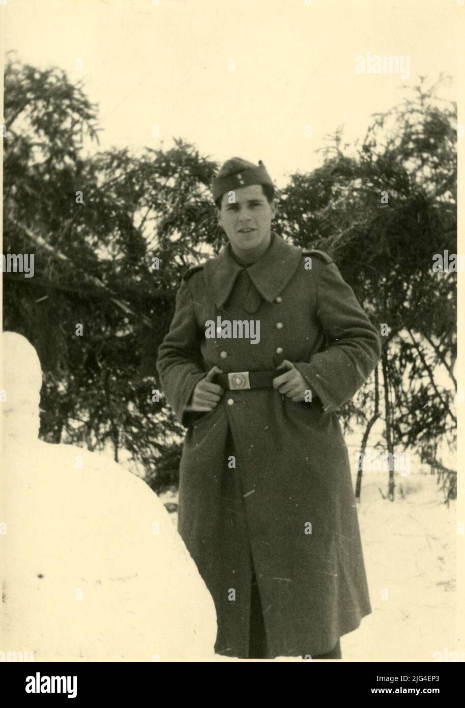 Portrait du soldat divisionnaire dans le paysage de Nevado. Touché par le modèle allemand 1942 et le modèle Coat 1942 Banque D'Images
