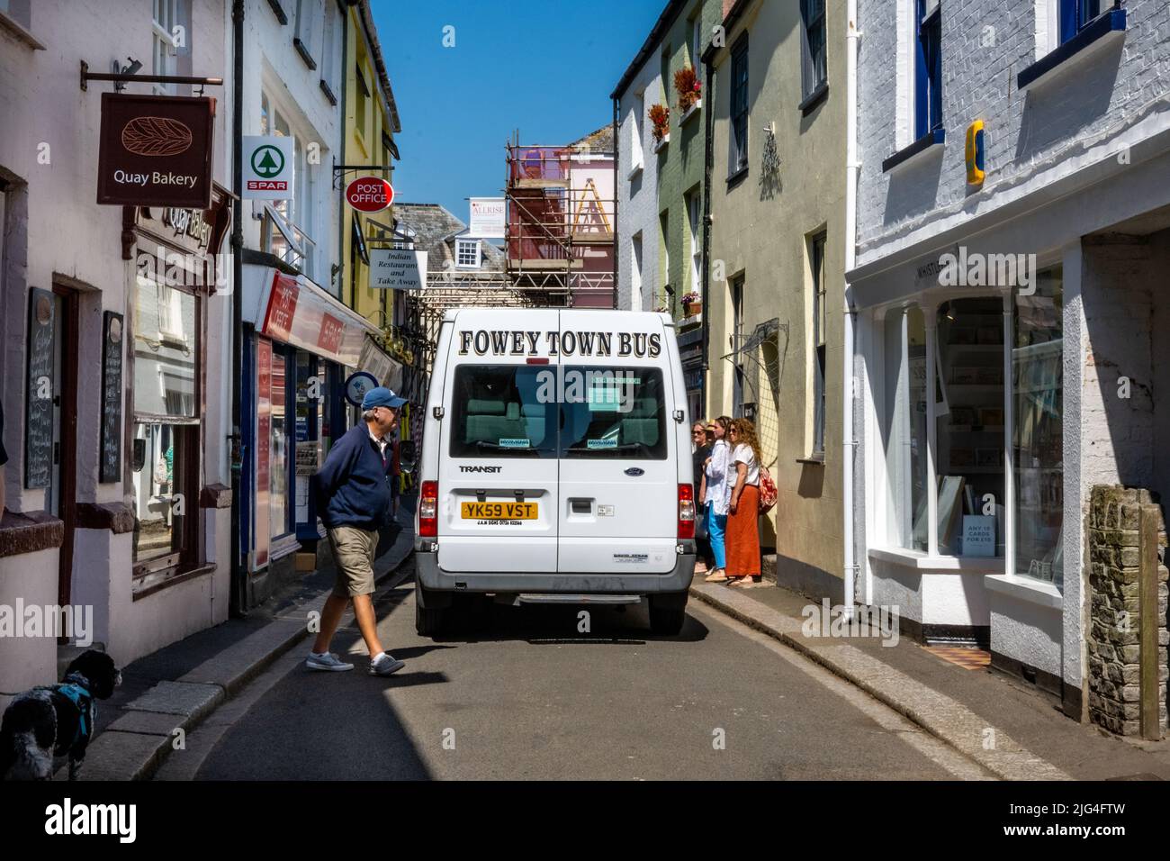 Le bus de la ville de Fowey négocie son chemin à travers les rues étroites, Fowey, Cornwall, Royaume-Uni Banque D'Images