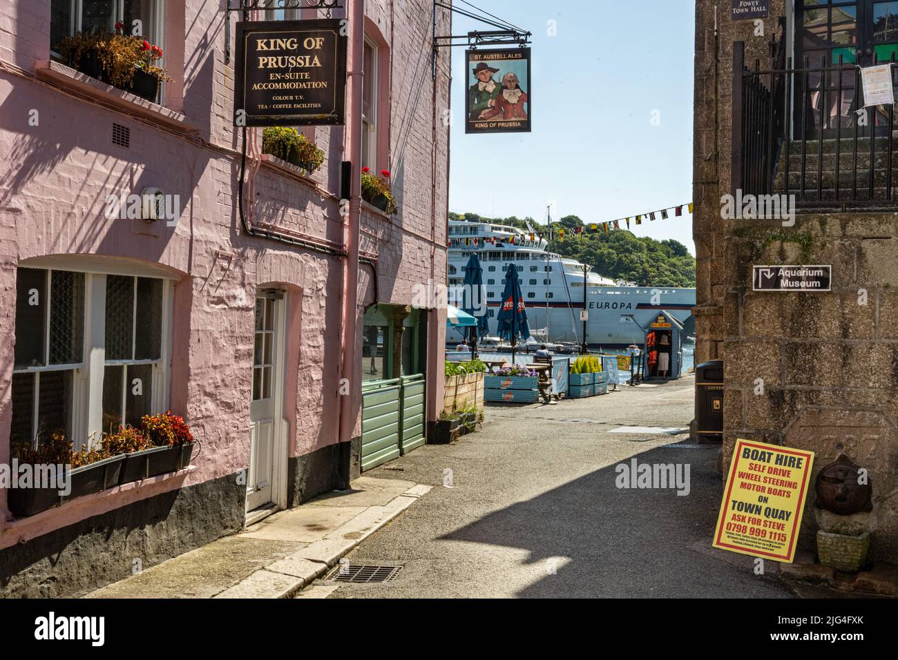 Roi de Prusse avec le bateau de croisière de luxe MS Europa de Hapag-Lloyd dans le port de Fowey, Cornwall, Royaume-Uni Banque D'Images