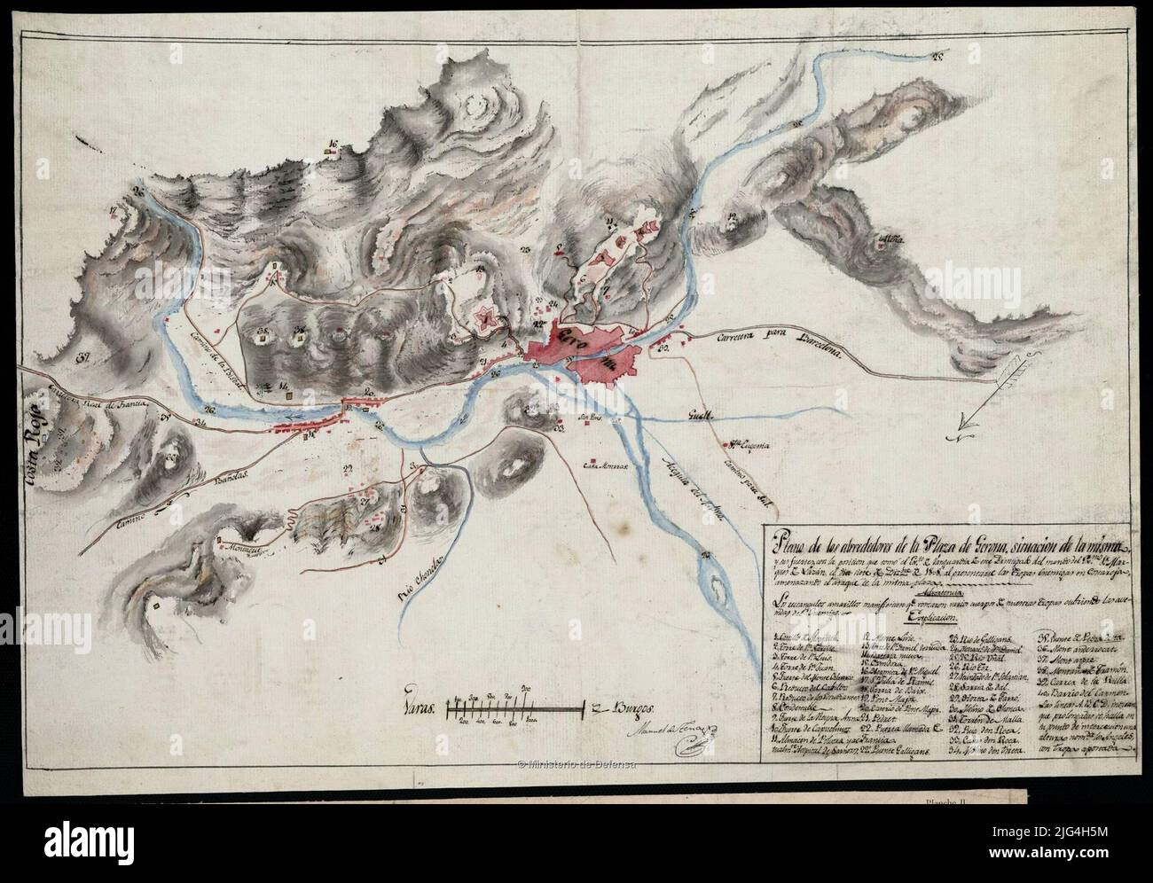 Avion autour de la Plaza de Gerona, situation de la même et de sa forte avec la position que l'extrême a pris. Comme avant-garde de cette principauté du commandement de l'exmo. M. marques de Lazan sur les sept de Dizbre. De 1808 lorsque les troupes ennemies à Costaroja se produisent, menaçant l'attaque de la même place. Manuscrit signé et souscrit par l'auteur. Une encre noire et aquarelle colorée en gris, carmin, bleu et jaune avec une flèche de relief représentée par l'ombrage du château, tours, fort, redoute, batteries, les alamacènes et les points stratégiques pour l'attaque (si géographique ac Banque D'Images