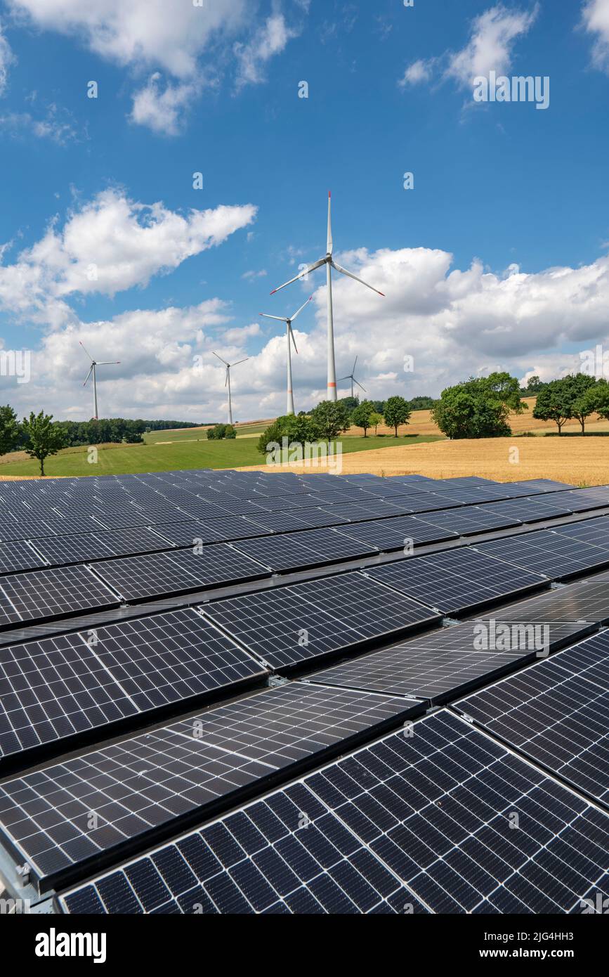 Parc éolien près de Lichtenau, Westphalie-est-Lippe, un système d'énergie solaire de 100 kW a été installé sur la zone d'installation de la grue devant une éolienne, Banque D'Images