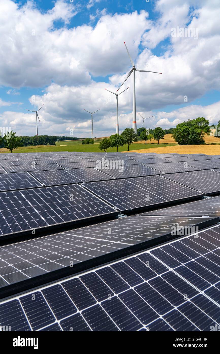 Parc éolien près de Lichtenau, Westphalie-est-Lippe, un système d'énergie solaire de 100 kW a été installé sur la zone d'installation de la grue devant une éolienne, Banque D'Images