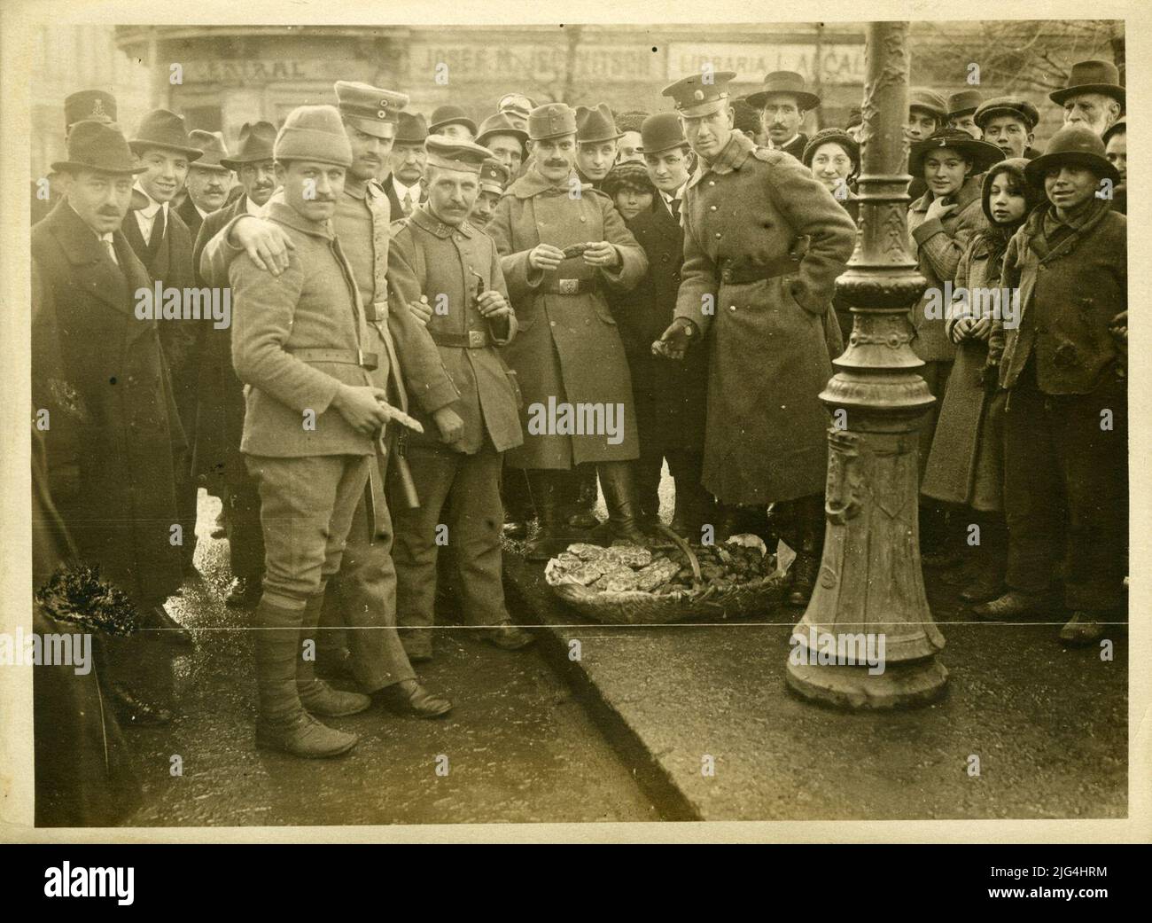 Soldats allemands, turcs, bulgares et autrichiens-hongrois lors de leurs achats dans les rues de Bucarest Banque D'Images