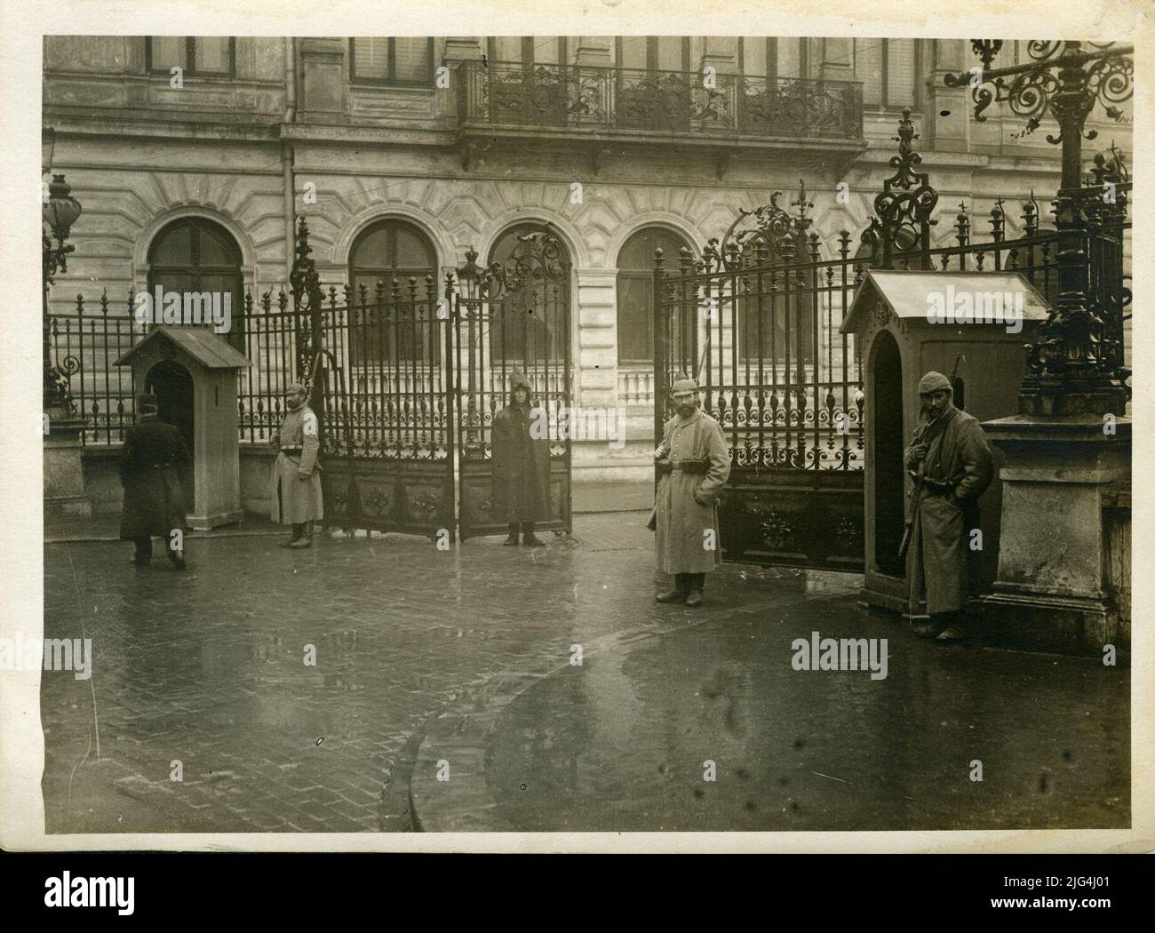 L'entrée du KGL. Château de Bucarest avec un et un poste de garde