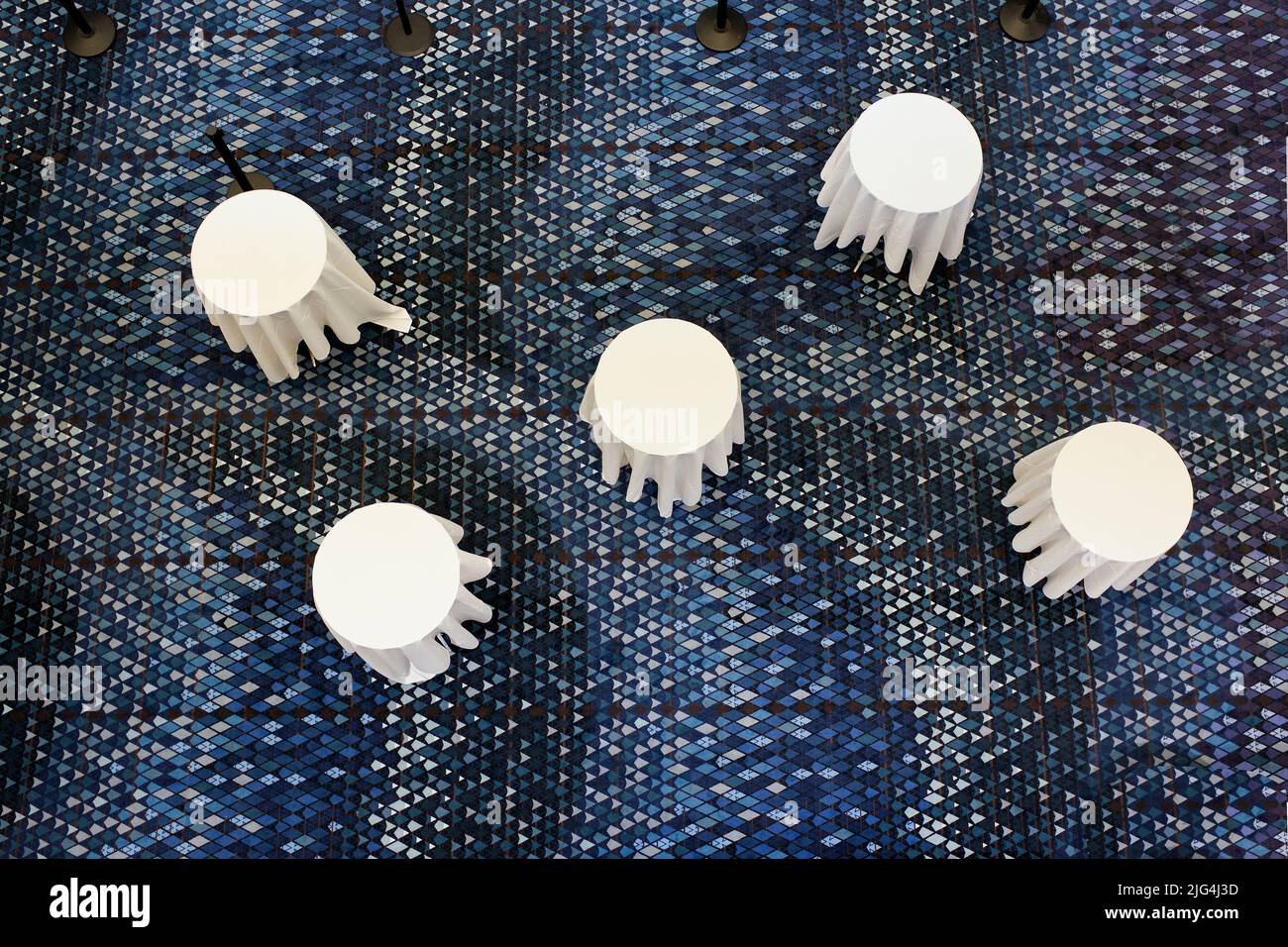 Vue en grand angle de cinq tables vides Banque D'Images