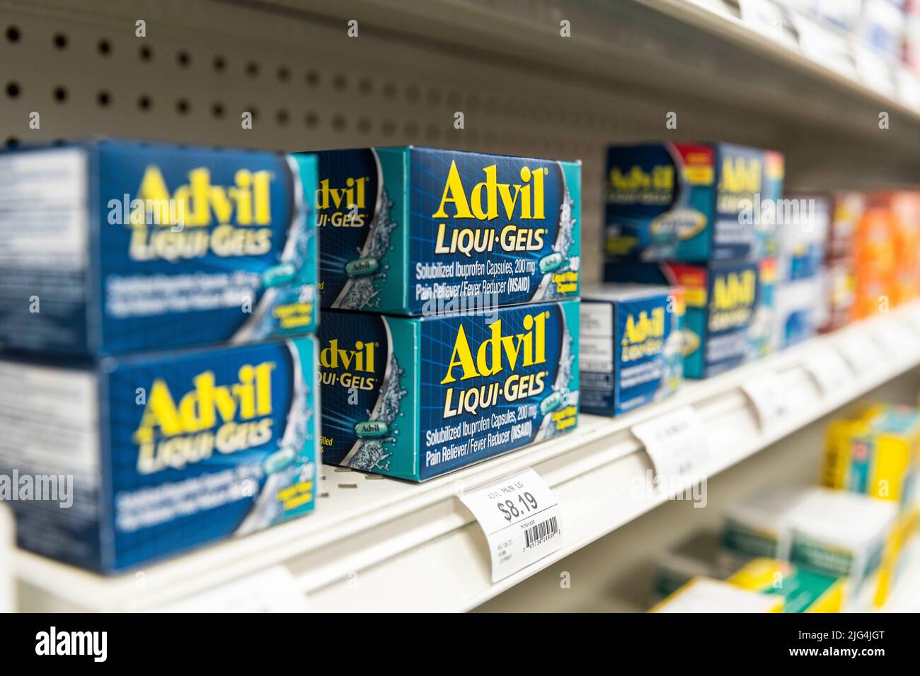 Les boîtes d'ibuprofène de marque Advil sont situées sur une étagère de la pharmacie Banque D'Images