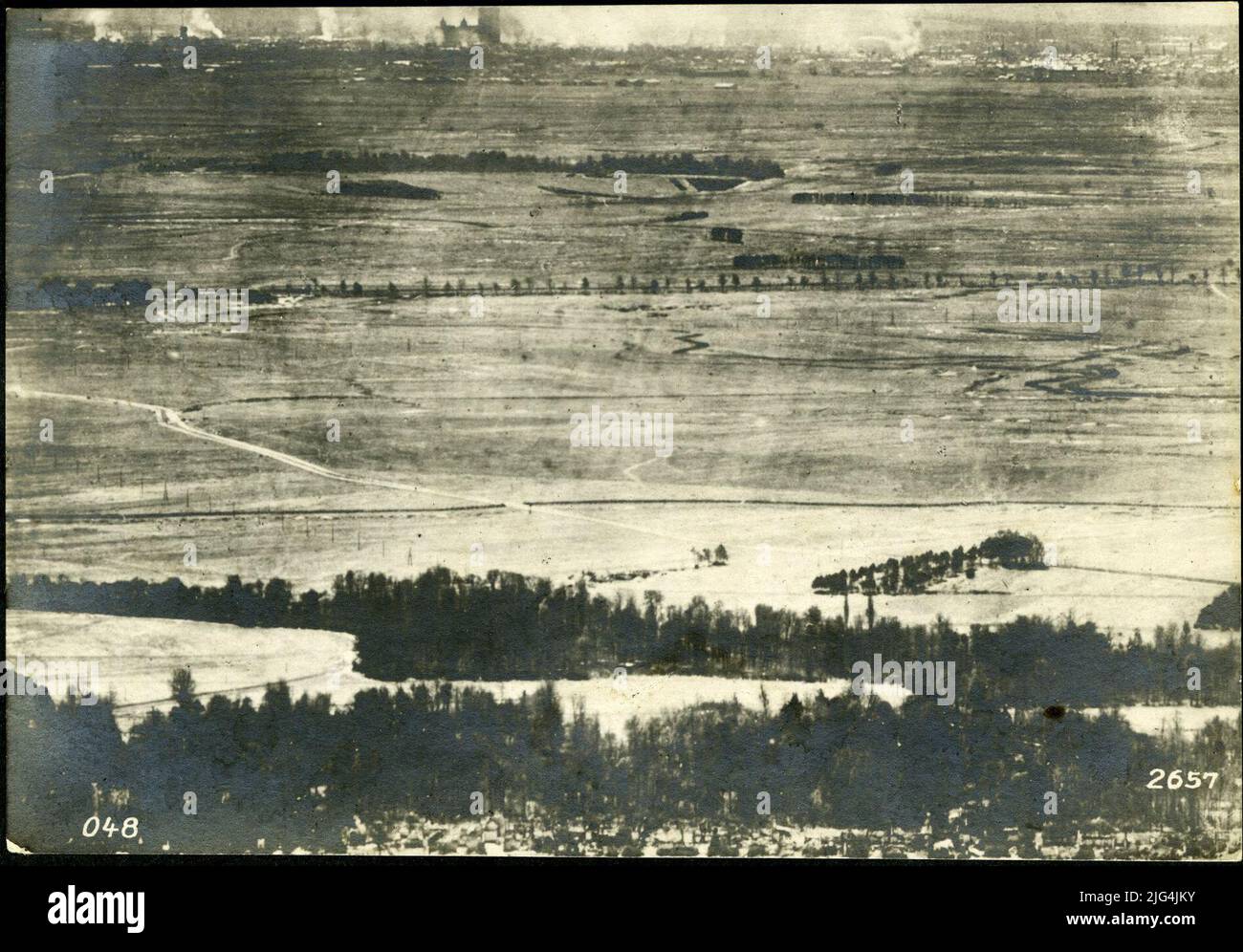 Une performance de photographie de guerre allemande. Le rhyme brûlant d'un ballon de servitude allemand à 10 kilomètres. En arrière-plan vous pouvez clairement voir la ville avec de nombreux troupeaux de feu, au milieu de la cathédrale Banque D'Images