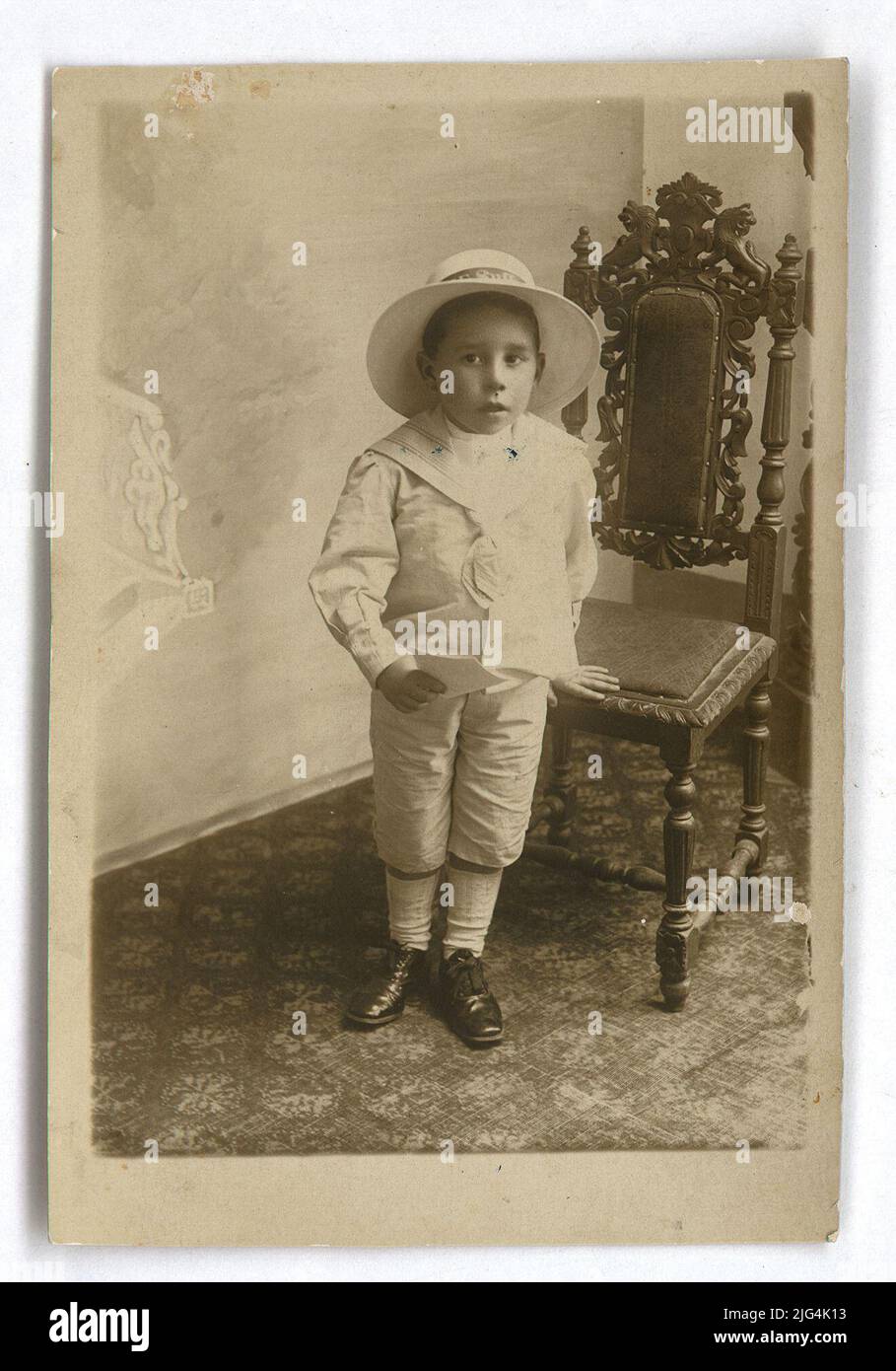 Photographie de Joaquín Collar Serra. Photographie d'enfants par Joaquín Collar, avec un chapeau, habillé en blanc, avec un papier dans sa main et avec sa main penchée sur une chaise. Au dos, lire: · Carte postale/carte SR ', le sceau du photographe:' C. NUÑEZ -FOTOGRAPHIC/SALAMANCA/MARCAS 1 ', ET ÉCRIT À LA MAIN:' JOAQUÍN COLLAR i SERRA 'ENREGISTREMENT - TRANSCRIPTION:' CARTE POSTALE/SR NUÑEZ -FOTOGRAPHIC/SALAMANCA/MARCAS 1 '. ENREGISTREMENT - EMPLACEMENT : INVERSE. ENREGISTREMENT - TRANSCRIPTION:' JOAQUÍN COLLIER I SERRA '. ENREGISTREMENT - EMPLACEMENT : INVERSE Banque D'Images