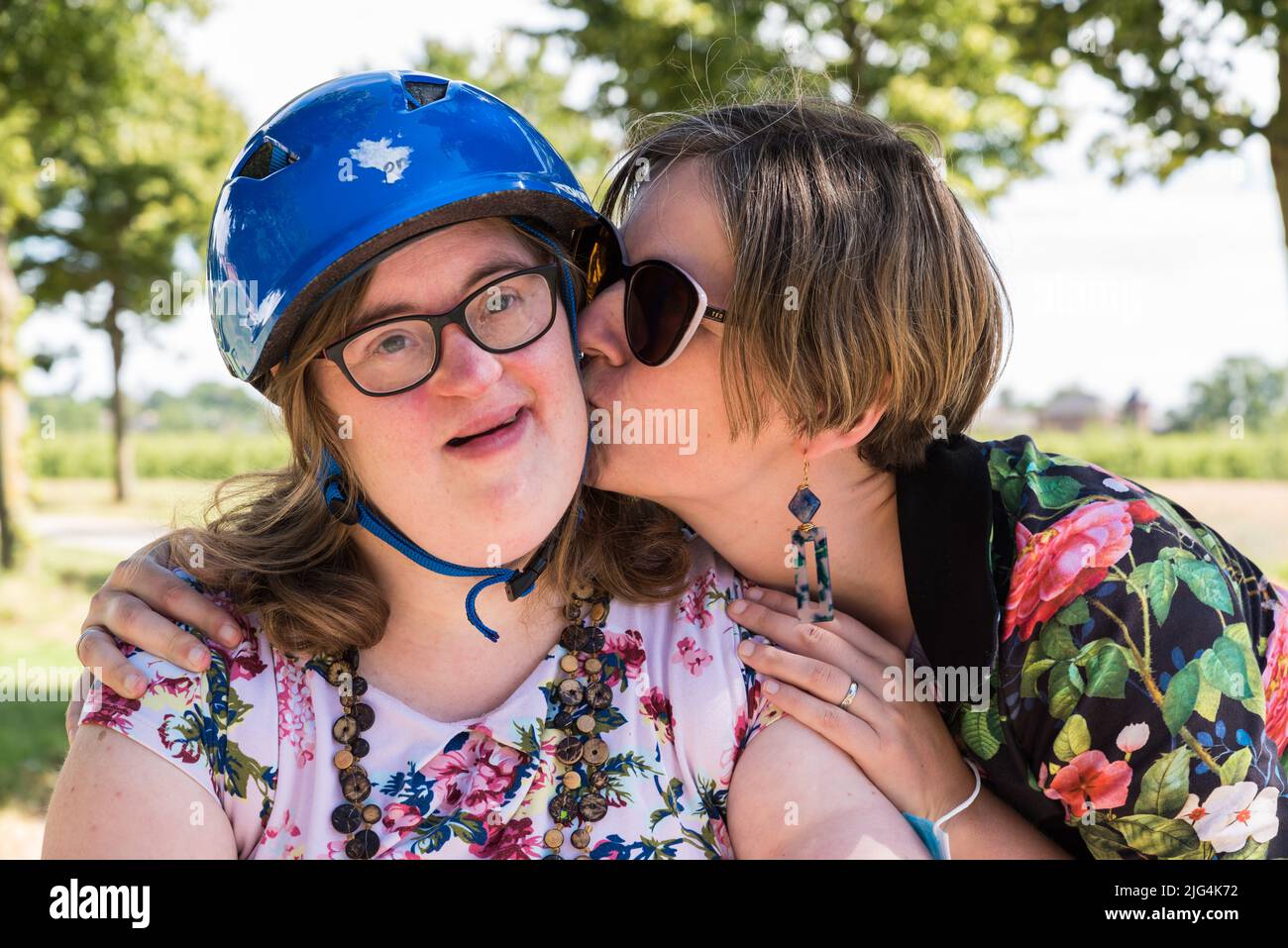 Portrait d'une jeune femme blanche embrassant une femme avec le syndrome de Down., Hakendover, Belgique Banque D'Images