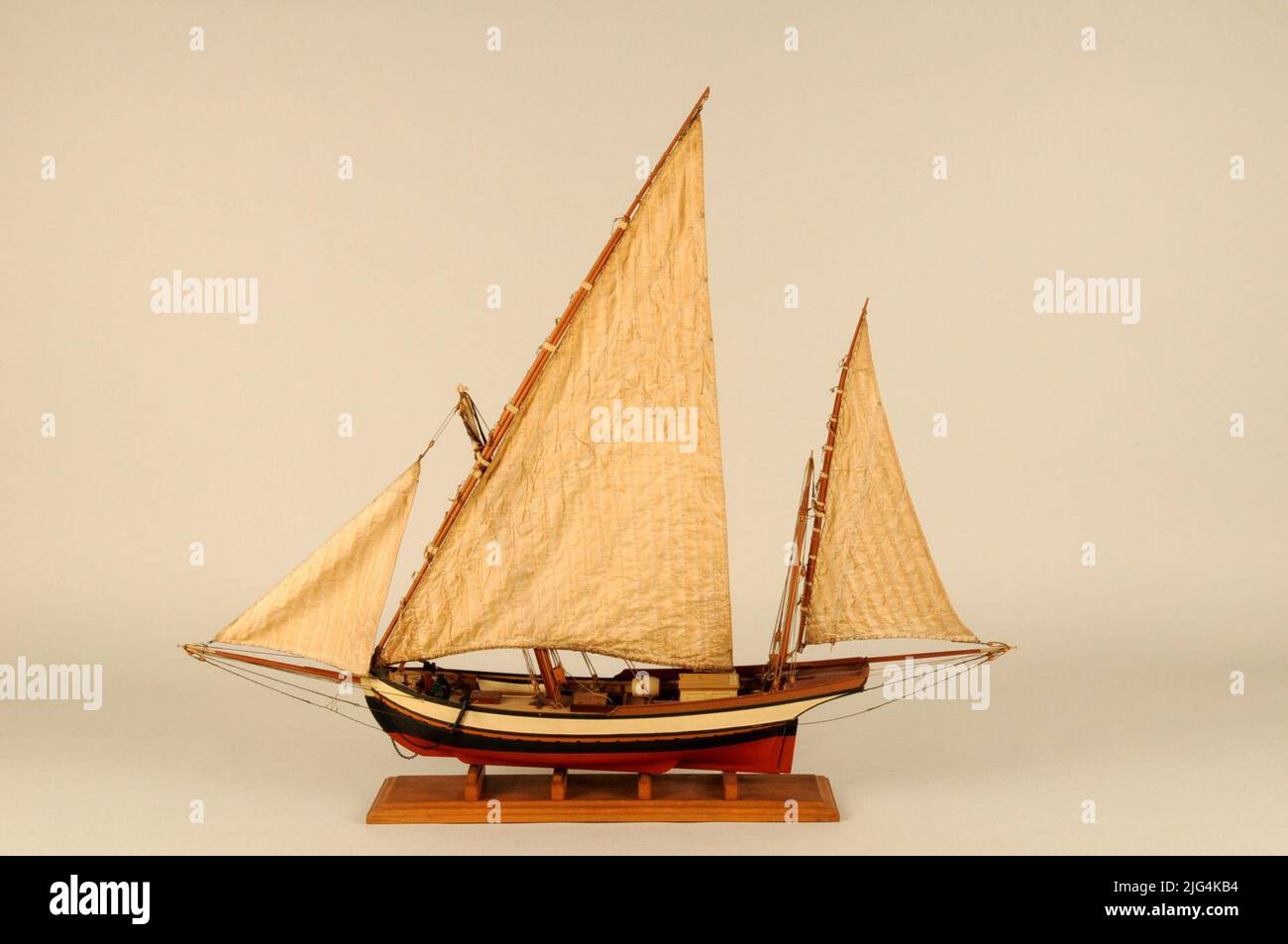 Modèle de bateau moyen Levantine (19th siècle). Modèle de la moyenne Levantine. Expositions: Majorque et le commerce de céramique en Méditerranée. Palma de Majorque. Année 1998 Mitjana Levantina. Présenté sur une base en bois. Deux - bâton de la bougie vaisseau: Un plus grand, centré sur le casque et de longueur égale comme la longueur. Plate-forme de couteau constituée par Foque (Polaca), qui utilisait une longue bauprés; Une bougie latine sur le bâton principal (mestre) et une bougie latine dans la Mesana (mitjana) qui donnaient le nom au navire. Le casque est Panzudo avec Falquines, au moins dans le tiers antérieur de la longueur et abrupte Bao est très considérable. T Banque D'Images