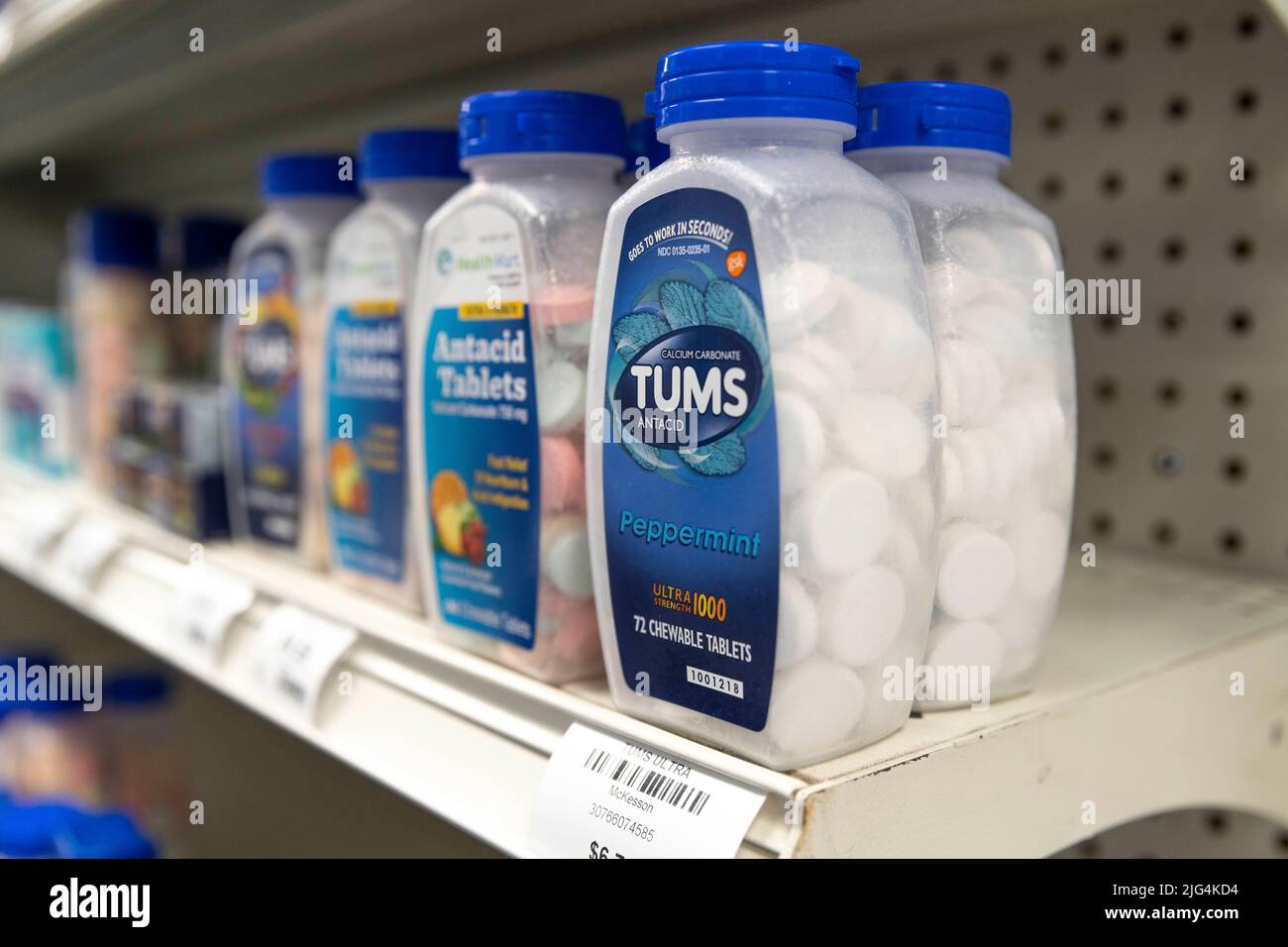 Les flacons d'antiacides de marque Tums sont placés sur une étagère de la pharmacie Banque D'Images
