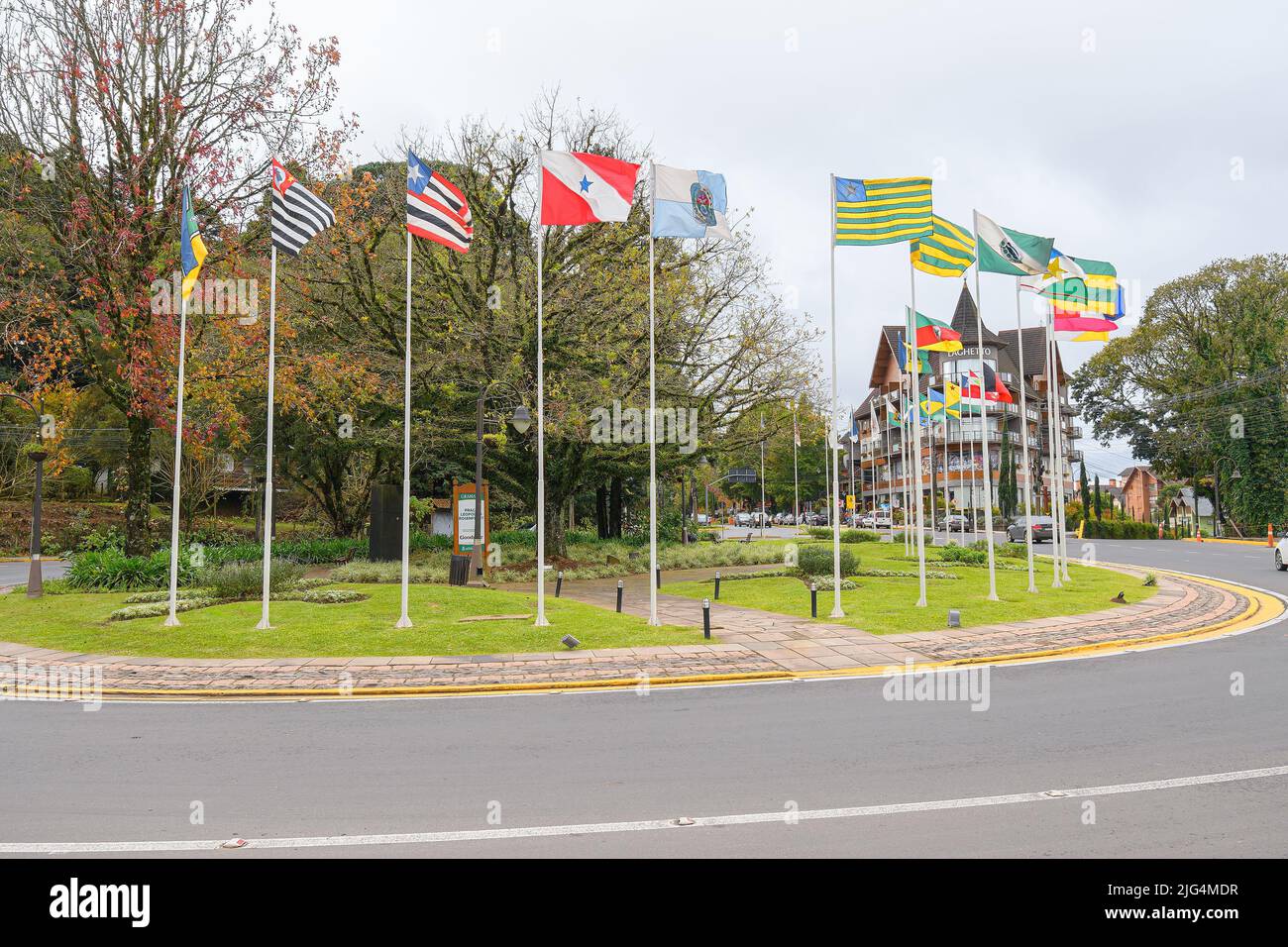 Gramado, RS, Brésil - 19 mai 2022 : la Rotula das Bandeiras sur la place Leopoldo Rosenfeldt. Carré avec les drapeaux de tous les États brésiliens. Banque D'Images