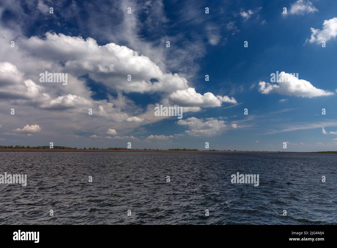 Réservoir d'eau supérieur de la centrale hydroélectrique à stockage pompé Dlouhe Strane, dans les monts Jeseniky, République tchèque. Jour d'été ensoleillé avec ciel bleu an Banque D'Images