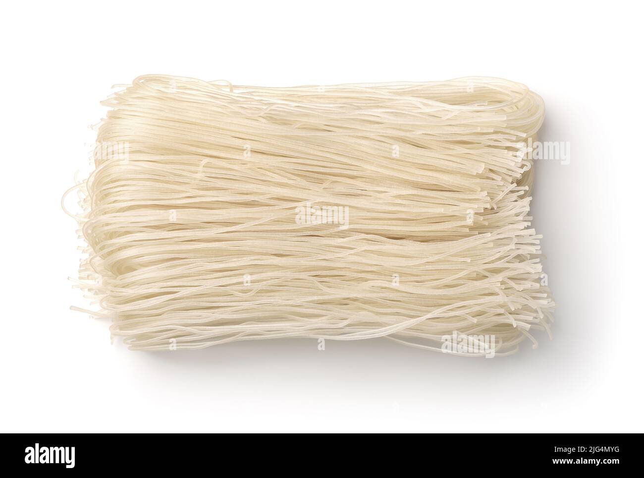 Vue de dessus des nouilles de riz séchées non cuites isolées sur blanc Banque D'Images