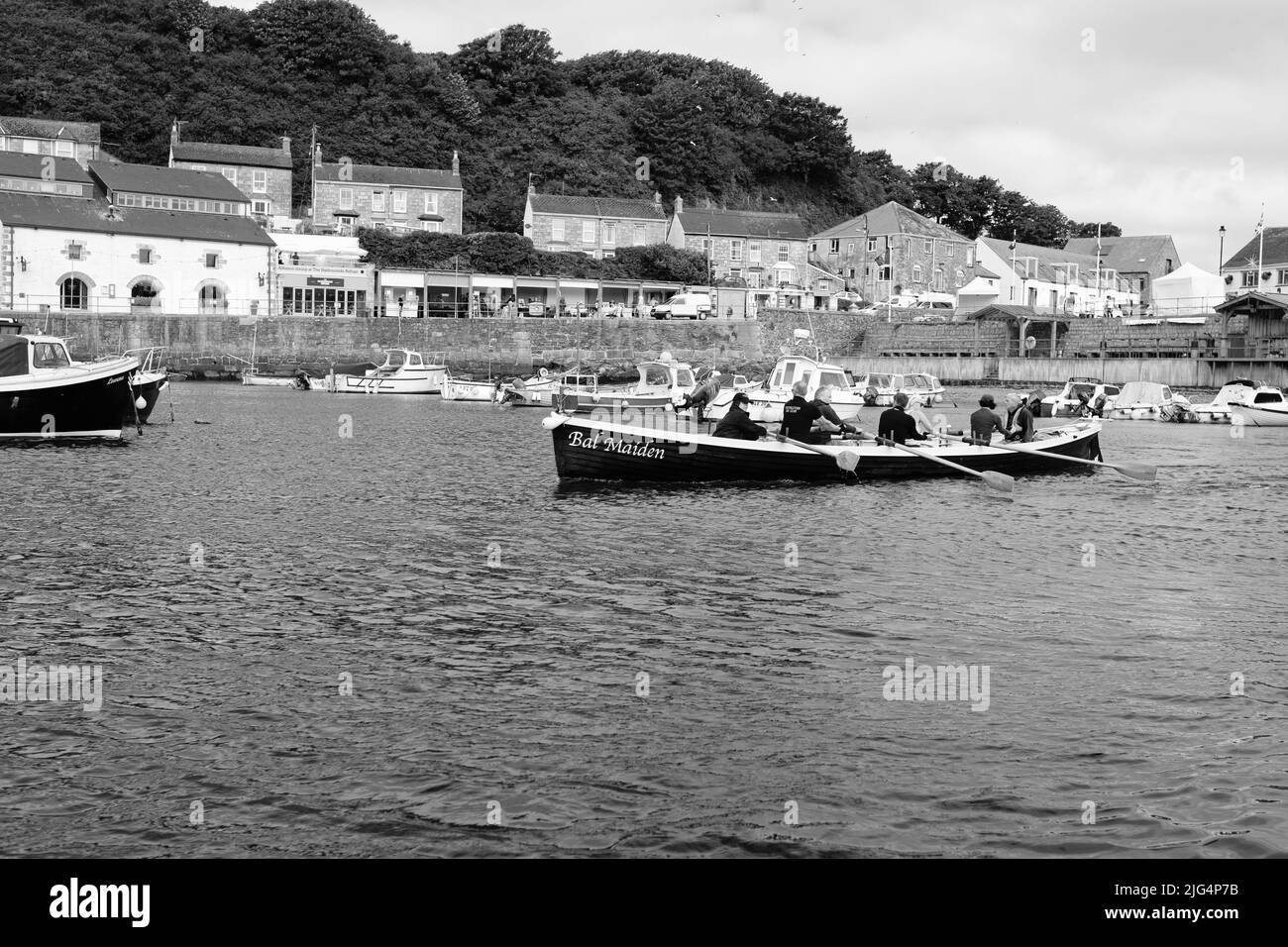 Le pilote Gig de Bal Maiden quitte Porthleven, dans les Cornouailles, pour une course d'entraînement Banque D'Images