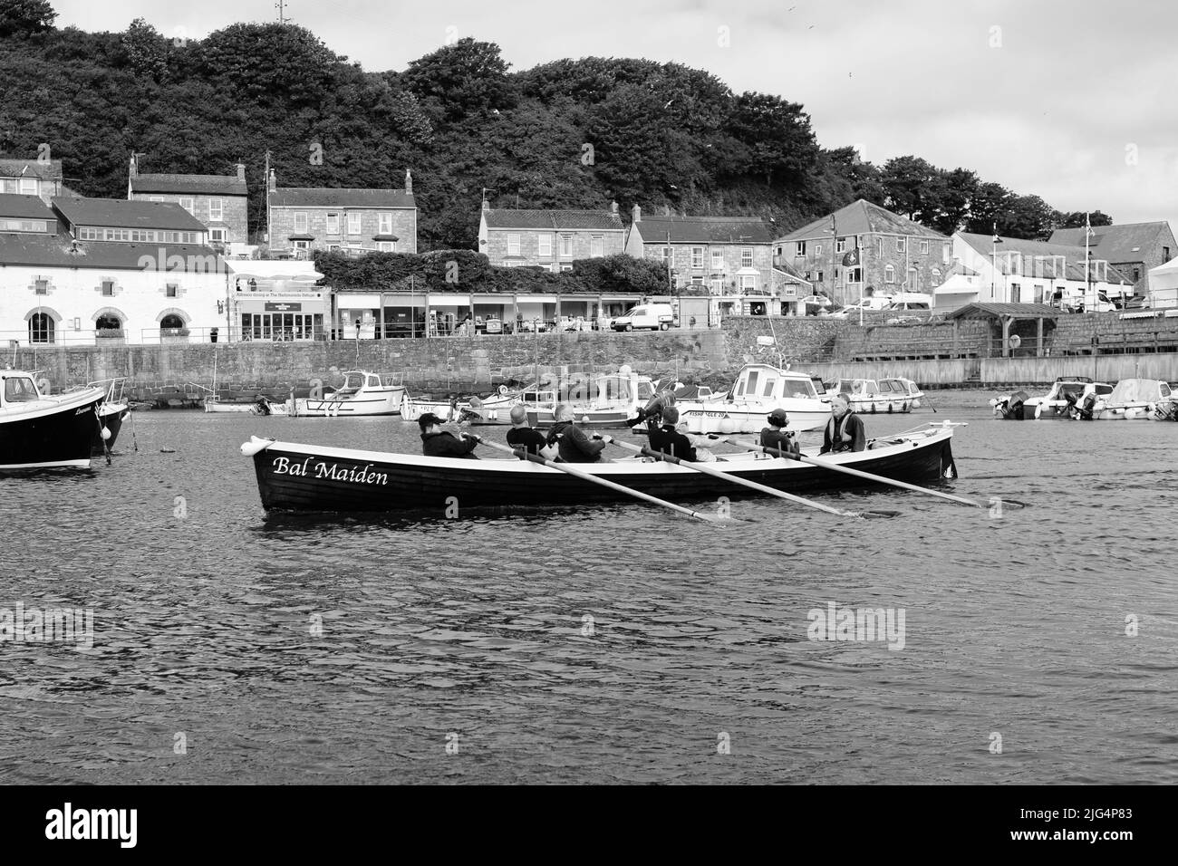 Le pilote Gig de Bal Maiden quitte Porthleven, dans les Cornouailles, pour une course d'entraînement Banque D'Images