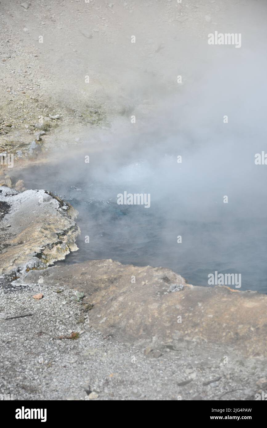 Parc national de Yellowstone, États-Unis. 5/21-24/2022. Beryl Spring est une source chaude en bord de route dans le bassin de Gibbon Geyser. Facilement accessible à pied. Grand surchauffé Banque D'Images