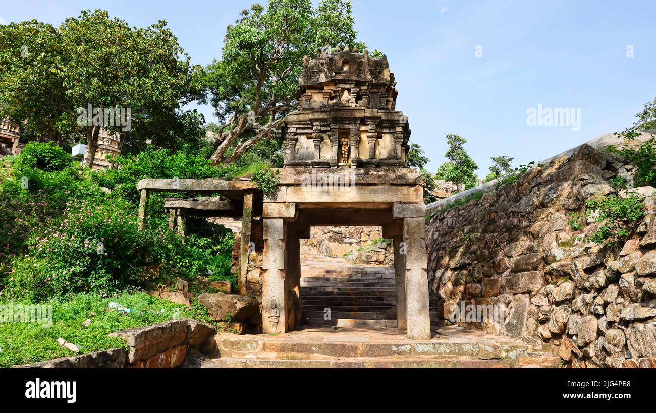 Escaliers menant au temple Sri Yoga Narshimha, Melukote, Mandya, Karnataka, Inde. Banque D'Images