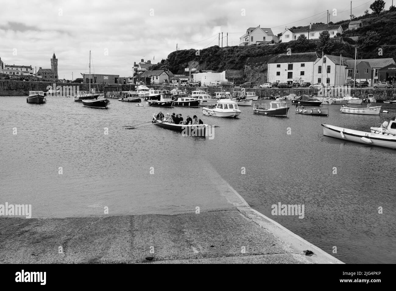 Le pilote Gig de Bal Maiden quitte Porthleven, dans les Cornouailles, pour une course d'entraînement Banque D'Images