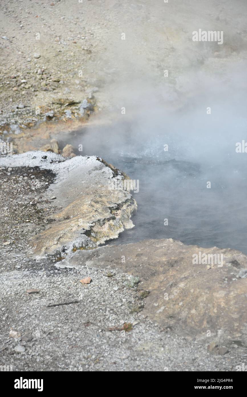 Parc national de Yellowstone, États-Unis. 5/21-24/2022. Beryl Spring est une source chaude en bord de route dans le bassin de Gibbon Geyser. Facilement accessible à pied. Grand surchauffé Banque D'Images