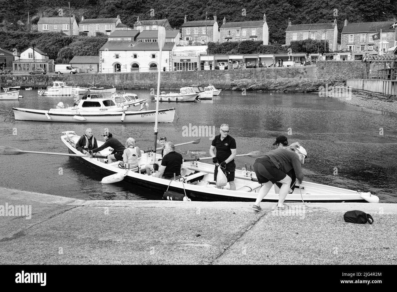 Le pilote Gig de Bal Maiden quitte Porthleven, dans les Cornouailles, pour une course d'entraînement Banque D'Images