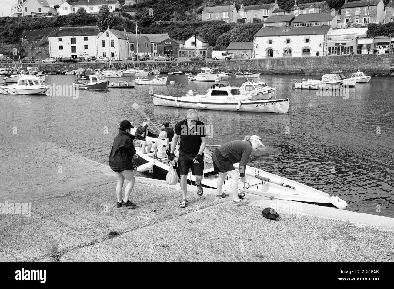 Le pilote Gig de Bal Maiden quitte Porthleven, dans les Cornouailles, pour une course d'entraînement Banque D'Images