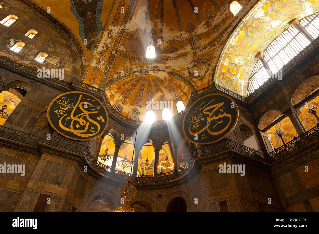 Sainte-Sophie ou Ayasofya avec des faisceaux de lumière du soleil. Photo de fond islamique. Istanbul Turquie - 4.25.2022 Banque D'Images