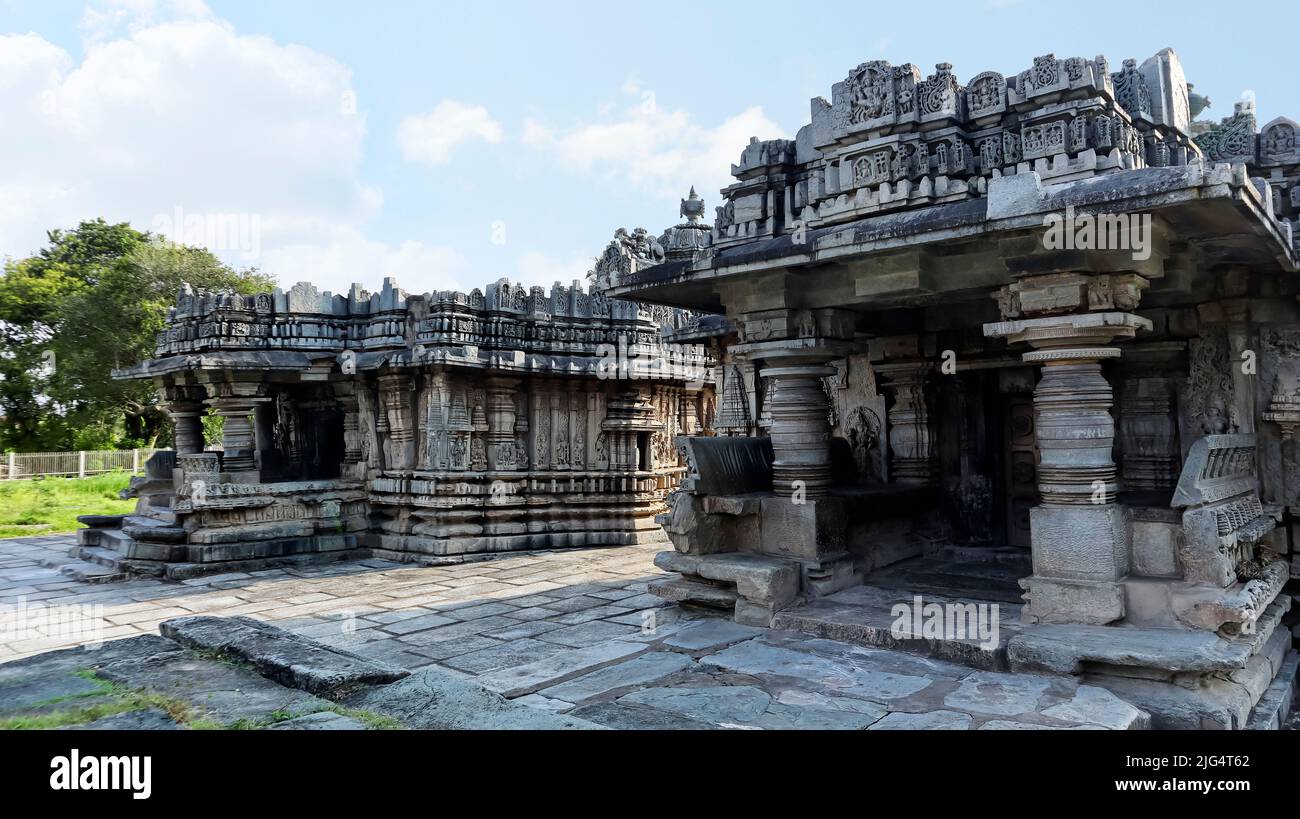 Vue d'une paire de temples hindous presque identiques Temple Nageshvara-Chennakeshava, Mopale, Hassan, Karnataka, Inde. Banque D'Images
