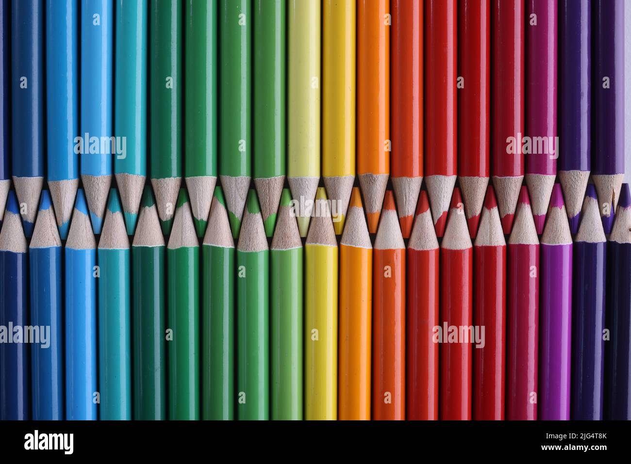 Jeu de crayons pastel de couleur en rangée de multicolore sous forme de fermeture à glissière fermée Banque D'Images