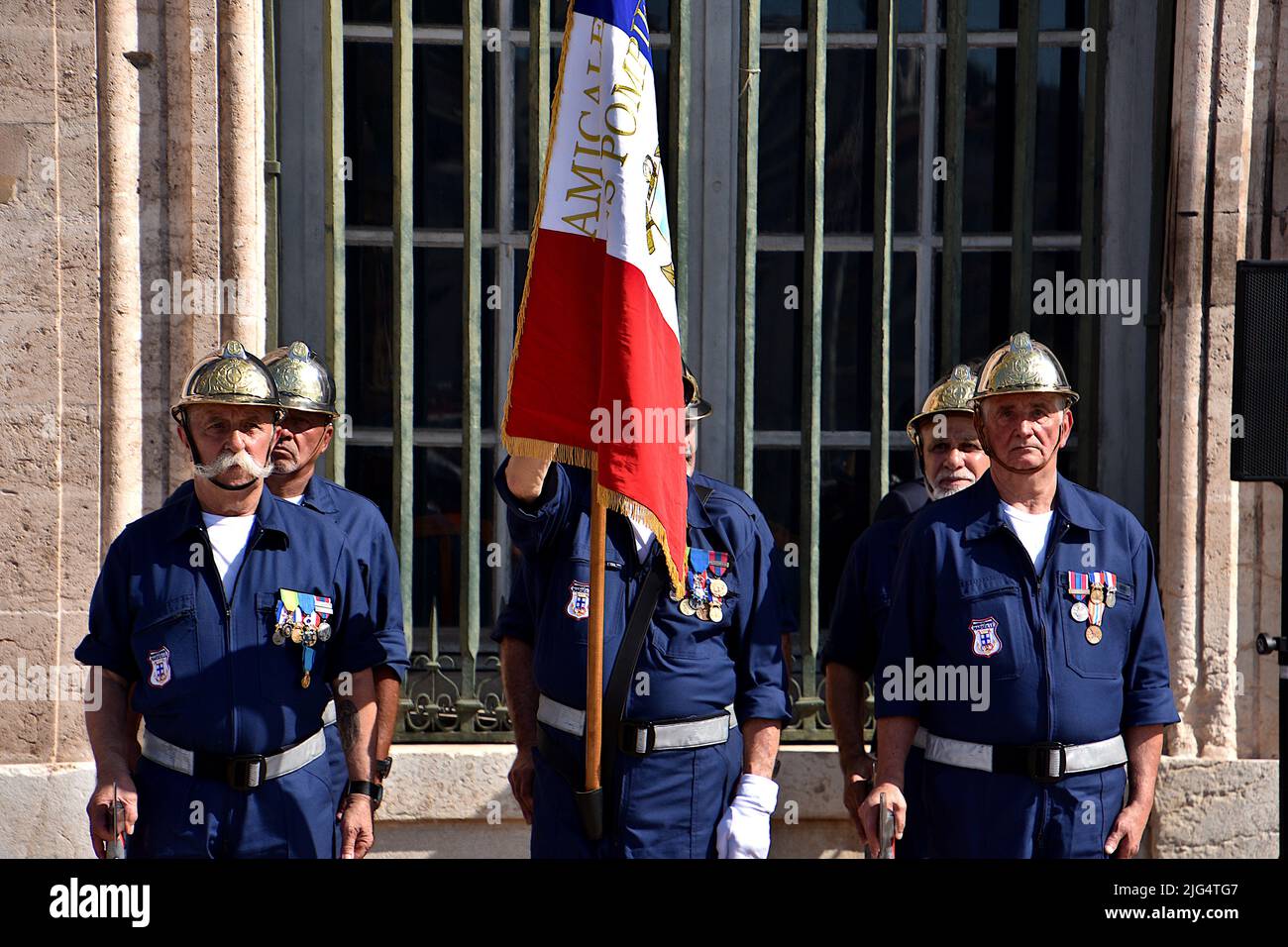 Marseille, France. 05th juillet 2022. Le drapeau de l'association des anciens pompiers et de sa garde sont vus pendant la cérémonie. La cérémonie de remise du casque présidée par le maire Benoît Payan s'est déroulée à la place Bargemon, en face de l'hôtel de ville de Marseille. 31 élèves de l'école des pompiers de la Marine ont officialisé leur intégration opérationnelle au Centre d'incendie et de sauvetage (SIC) et le début de leur carrière en tant que quartermasters de la flotte. Crédit : SOPA Images Limited/Alamy Live News Banque D'Images