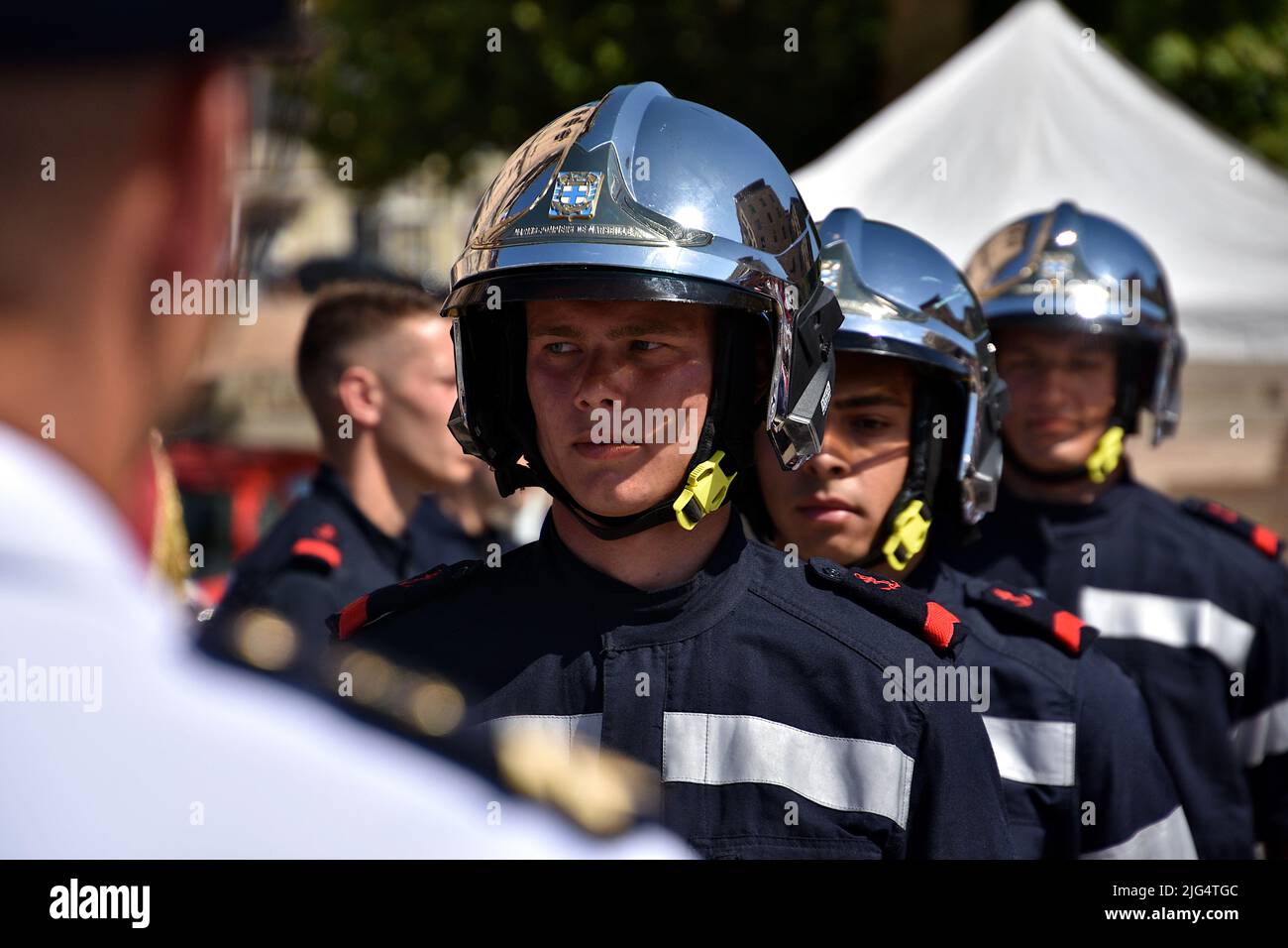 Marseille, France. 05th juillet 2022. Les élèves de l'école des pompiers de la Marine sont vus sous assistance pendant la cérémonie. La cérémonie de remise du casque présidée par le maire Benoît Payan s'est déroulée à la place Bargemon, en face de l'hôtel de ville de Marseille. 31 élèves de l'école des pompiers de la Marine ont officialisé leur intégration opérationnelle au Centre d'incendie et de sauvetage (SIC) et le début de leur carrière en tant que quartermasters de la flotte. Crédit : SOPA Images Limited/Alamy Live News Banque D'Images