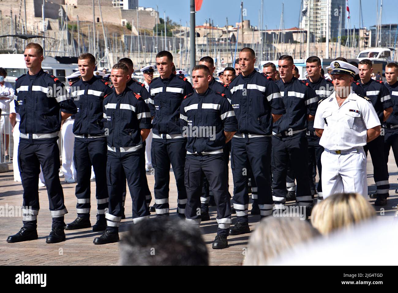 Marseille, France. 05th juillet 2022. Les élèves de l'école des pompiers de la Marine sont vus pendant la cérémonie. La cérémonie de remise du casque présidée par le maire Benoît Payan s'est déroulée à la place Bargemon, en face de l'hôtel de ville de Marseille. 31 élèves de l'école des pompiers de la Marine ont officialisé leur intégration opérationnelle au Centre d'incendie et de sauvetage (SIC) et le début de leur carrière en tant que quartermasters de la flotte. Crédit : SOPA Images Limited/Alamy Live News Banque D'Images