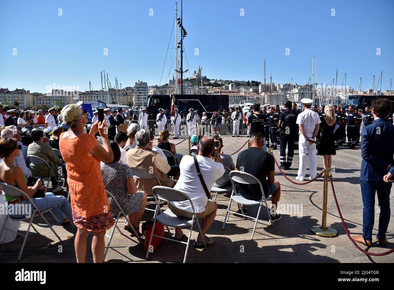 Marseille, France. 05th juillet 2022. Les gens assistent à la cérémonie de présentation du casque. La cérémonie de remise du casque présidée par le maire Benoît Payan s'est déroulée à la place Bargemon, en face de l'hôtel de ville de Marseille. 31 élèves de l'école des pompiers de la Marine ont officialisé leur intégration opérationnelle au Centre d'incendie et de sauvetage (SIC) et le début de leur carrière en tant que quartermasters de la flotte. Crédit : SOPA Images Limited/Alamy Live News Banque D'Images