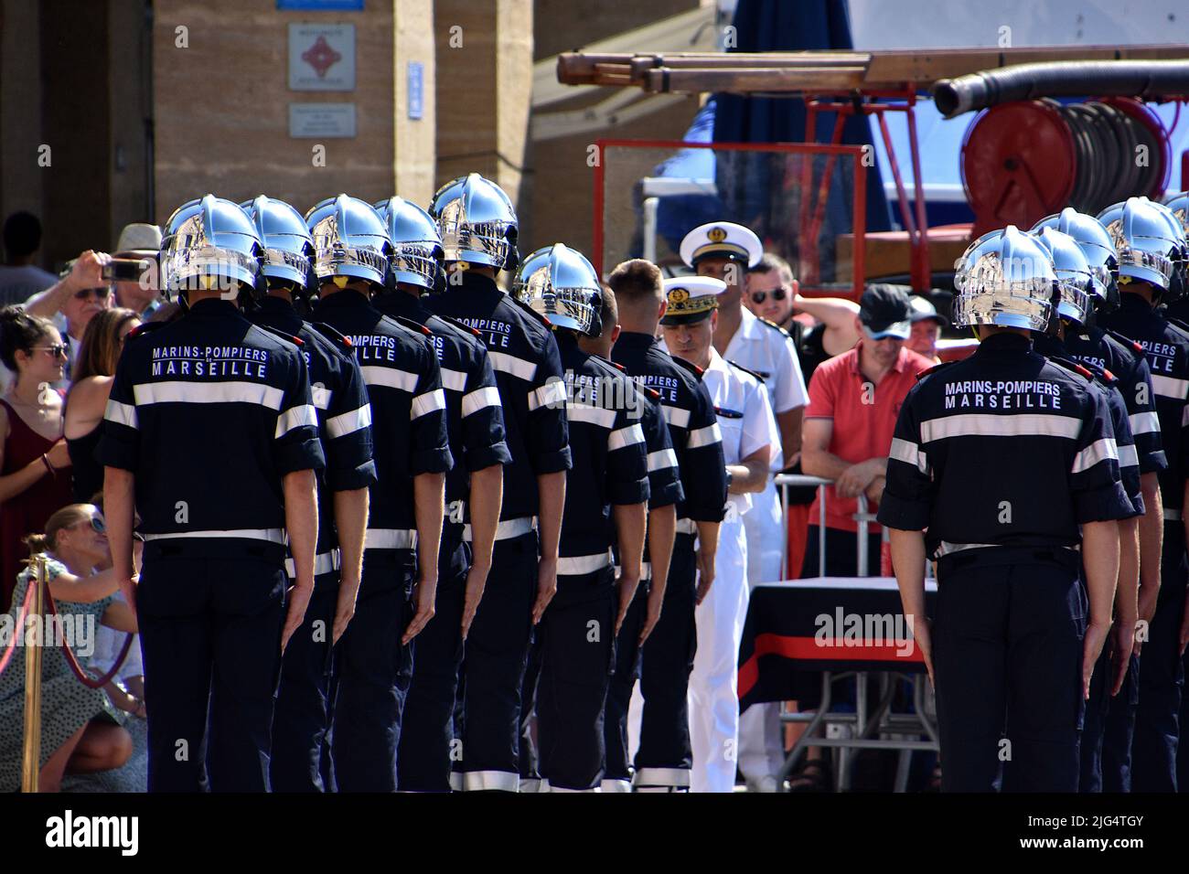 Marseille, France. 05th juillet 2022. Les élèves de l'école des pompiers de la Marine sont vus sous assistance pendant la cérémonie. La cérémonie de remise du casque présidée par le maire Benoît Payan s'est déroulée à la place Bargemon, en face de l'hôtel de ville de Marseille. 31 élèves de l'école des pompiers de la Marine ont officialisé leur intégration opérationnelle au Centre d'incendie et de sauvetage (SIC) et le début de leur carrière en tant que quartermasters de la flotte. Crédit : SOPA Images Limited/Alamy Live News Banque D'Images