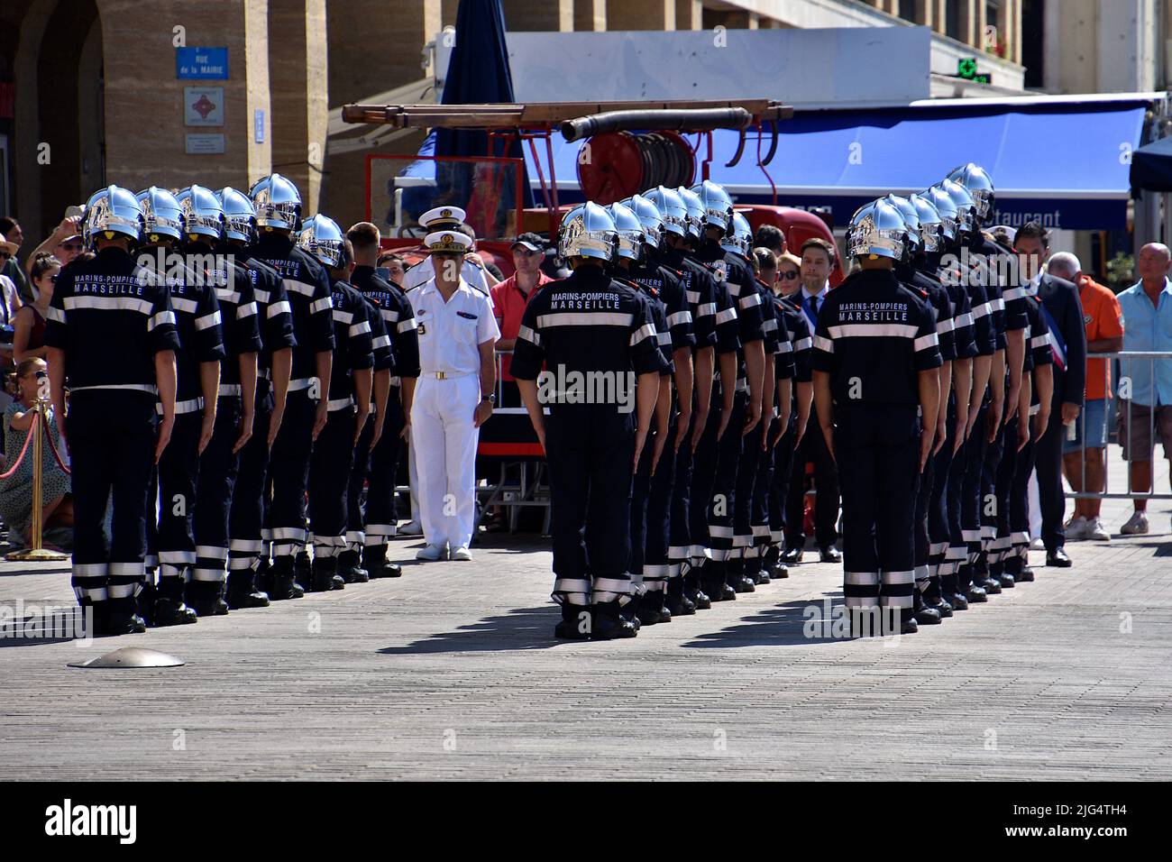 Marseille, France. 05th juillet 2022. Les élèves de l'école des pompiers de la Marine sont vus sous assistance pendant la cérémonie. La cérémonie de remise du casque présidée par le maire Benoît Payan s'est déroulée à la place Bargemon, en face de l'hôtel de ville de Marseille. 31 élèves de l'école des pompiers de la Marine ont officialisé leur intégration opérationnelle au Centre d'incendie et de sauvetage (SIC) et le début de leur carrière en tant que quartermasters de la flotte. Crédit : SOPA Images Limited/Alamy Live News Banque D'Images