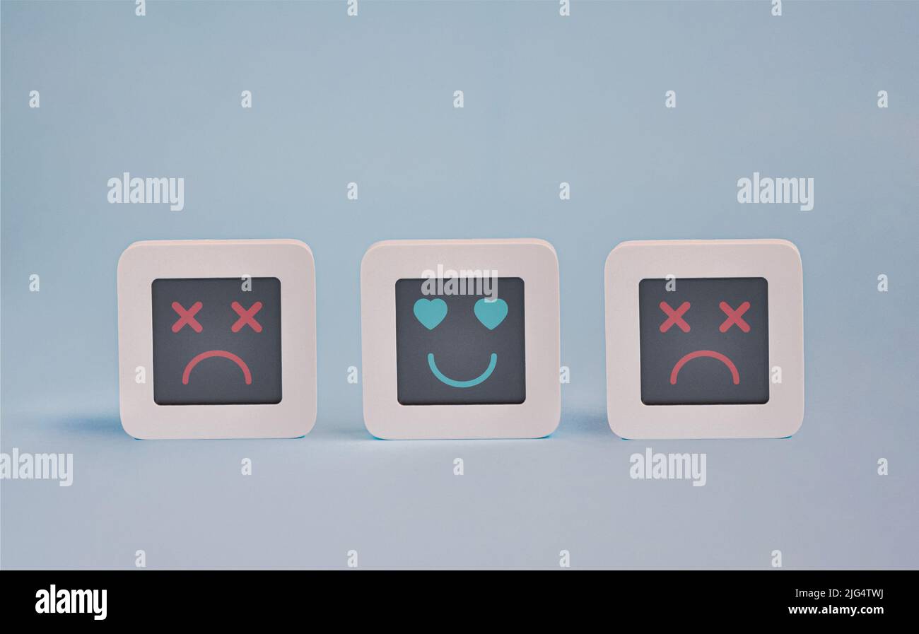 Ensemble d'ordinateurs avec des visages stylisés des yeux de coeur et des visages morts sur l'écran lcd, concept de l'expérience client, un symbole d'accident de système Banque D'Images