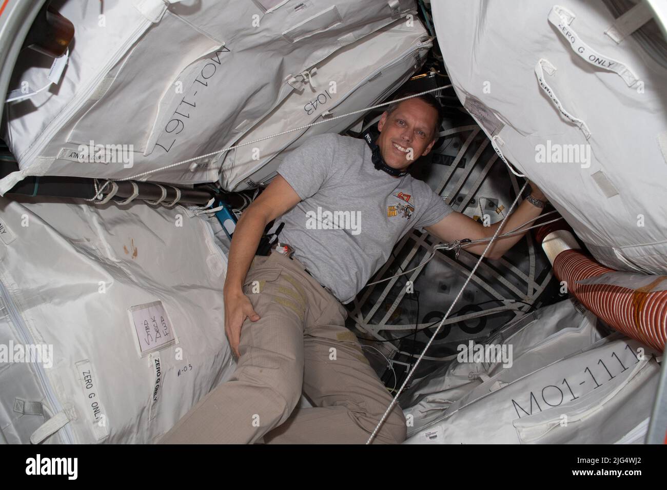 Bob Hines, ingénieur de vol de l'expédition 67 de la NASA, pose à l'intérieur du module d'activité extensible de Bigelow emballé avec du fret et attaché au module de tranquillité à bord de la Station spatiale internationale, 10 juin 2022 dans l'orbite terrestre. Banque D'Images
