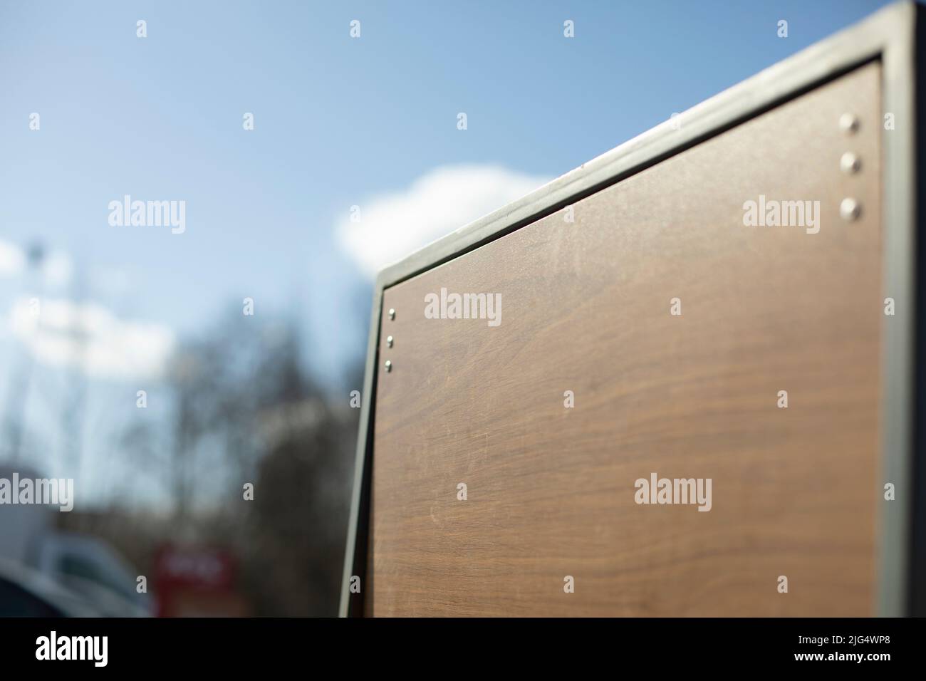 Armoire en bois pour déchets. placard à ordures. Banque D'Images