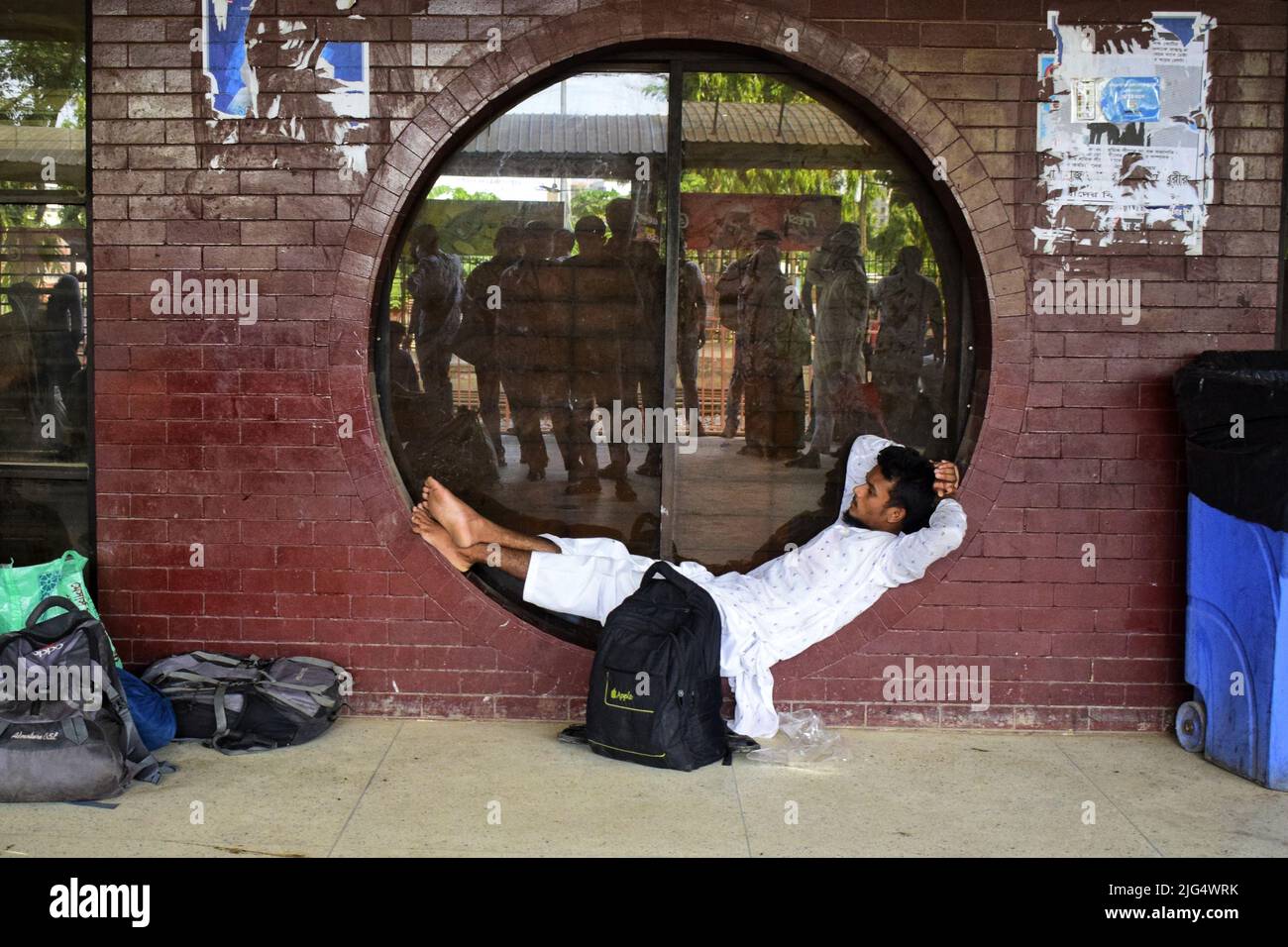 Dhaka, Bangladesh. 07th juillet 2022. EID ul Azha est à venir. Les gens rentrent au Bangladesh. La pression des passagers sur les trains a augmenté. La crise des sièges n'a pas pu être résolue, même en ajoutant des bogies supplémentaires. Les gens reviennent à risque en accrochant la porte du train ou en grimpant sur le toit sans avoir à se trouver de siège. (Photo de Syed ASiR Ha-MIM Brinto/Pacific Press/Sipa USA) crédit: SIPA USA/Alay Live News Banque D'Images