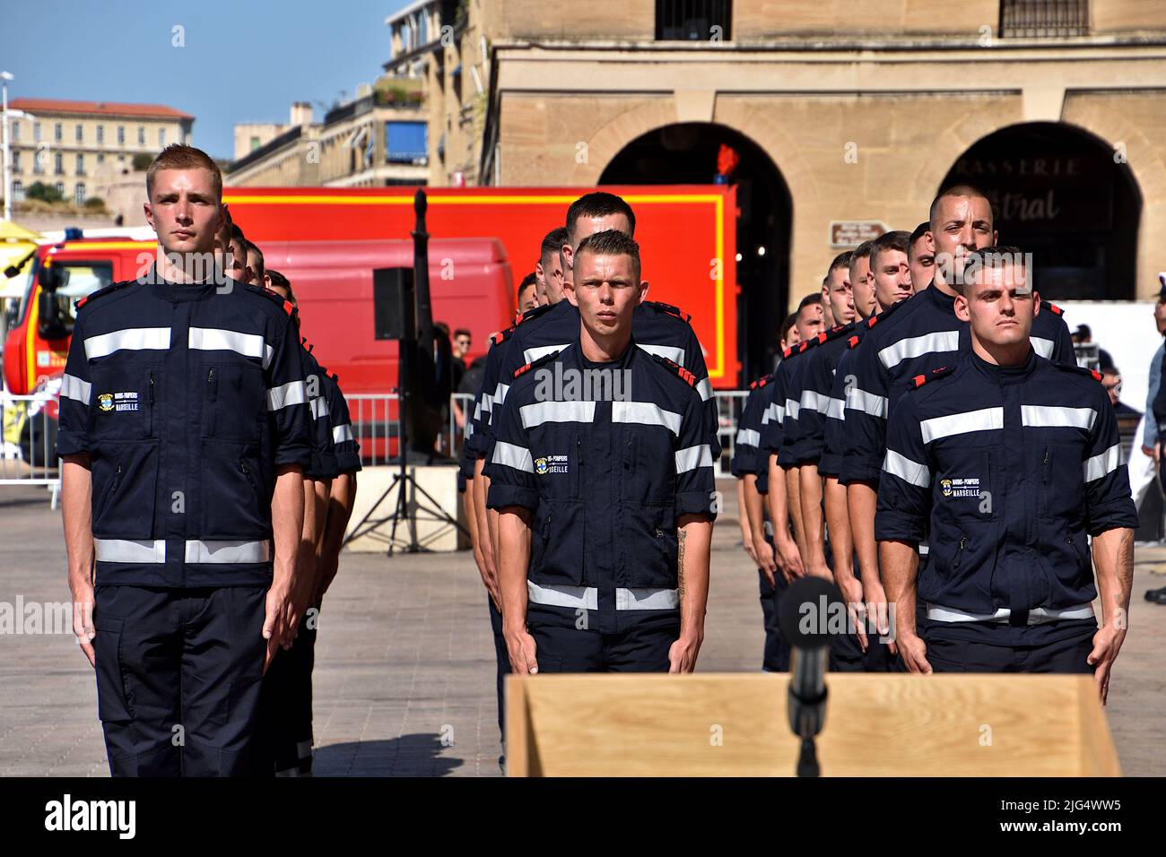 Marseille, France. 05th juillet 2022. Les élèves de l'école des pompiers de la Marine sont vus pendant la cérémonie. La cérémonie de remise du casque présidée par le maire Benoît Payan s'est déroulée à la place Bargemon, en face de l'hôtel de ville de Marseille. 31 élèves de l'école des pompiers de la Marine ont officialisé leur intégration opérationnelle au Centre d'incendie et de sauvetage (SIC) et le début de leur carrière en tant que quartermasters de la flotte. (Photo de Gerard Bottino/SOPA Images/Sipa USA) crédit: SIPA USA/Alay Live News Banque D'Images