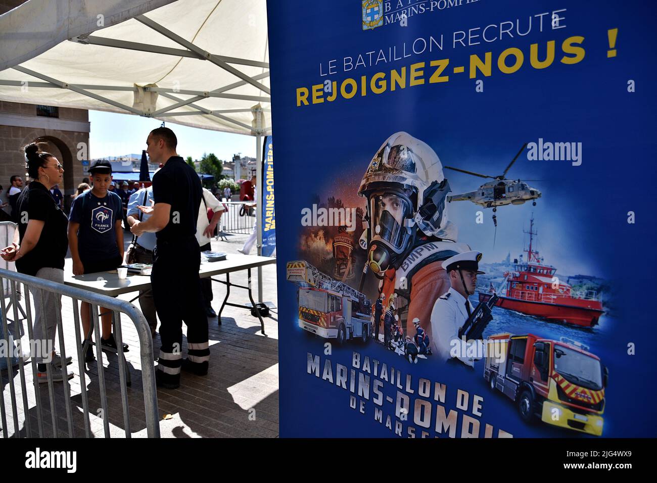 Marseille, France. 05th juillet 2022. Un stand de recrutement est vu pendant la cérémonie. La cérémonie de remise du casque présidée par le maire Benoît Payan s'est déroulée à la place Bargemon, en face de l'hôtel de ville de Marseille. 31 élèves de l'école des pompiers de la Marine ont officialisé leur intégration opérationnelle au Centre d'incendie et de sauvetage (SIC) et le début de leur carrière en tant que quartermasters de la flotte. (Photo de Gerard Bottino/SOPA Images/Sipa USA) crédit: SIPA USA/Alay Live News Banque D'Images